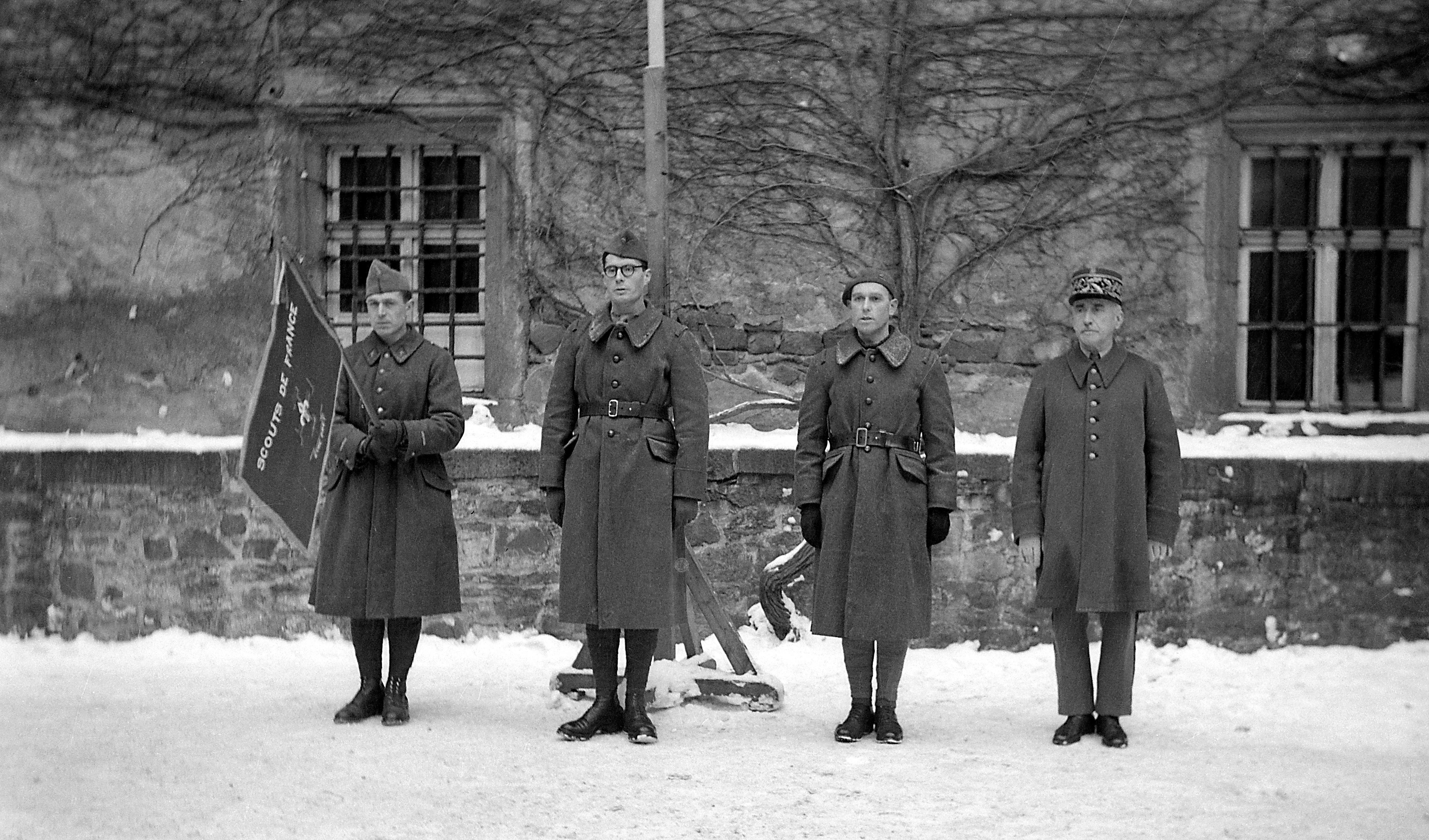 Französische Offiziere im Schlosshof beim Appell (SBG gGmbH CC BY-NC-SA)