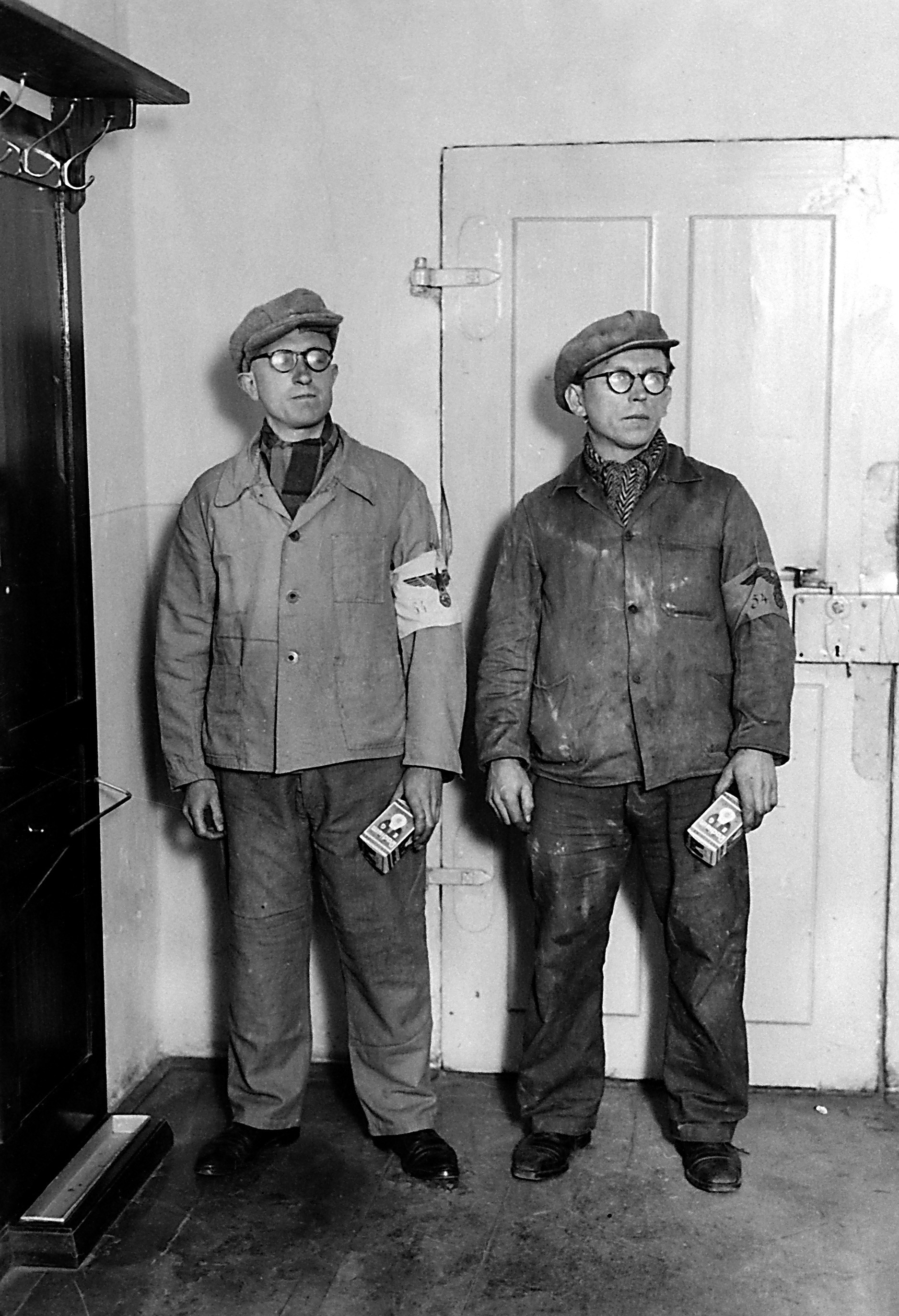 Französischer Leutnant Perodeau (links) als Lagerelektriker Willy Pöhnert (rechts) verkleidet. (SBG gGmbH CC BY-NC-SA)
