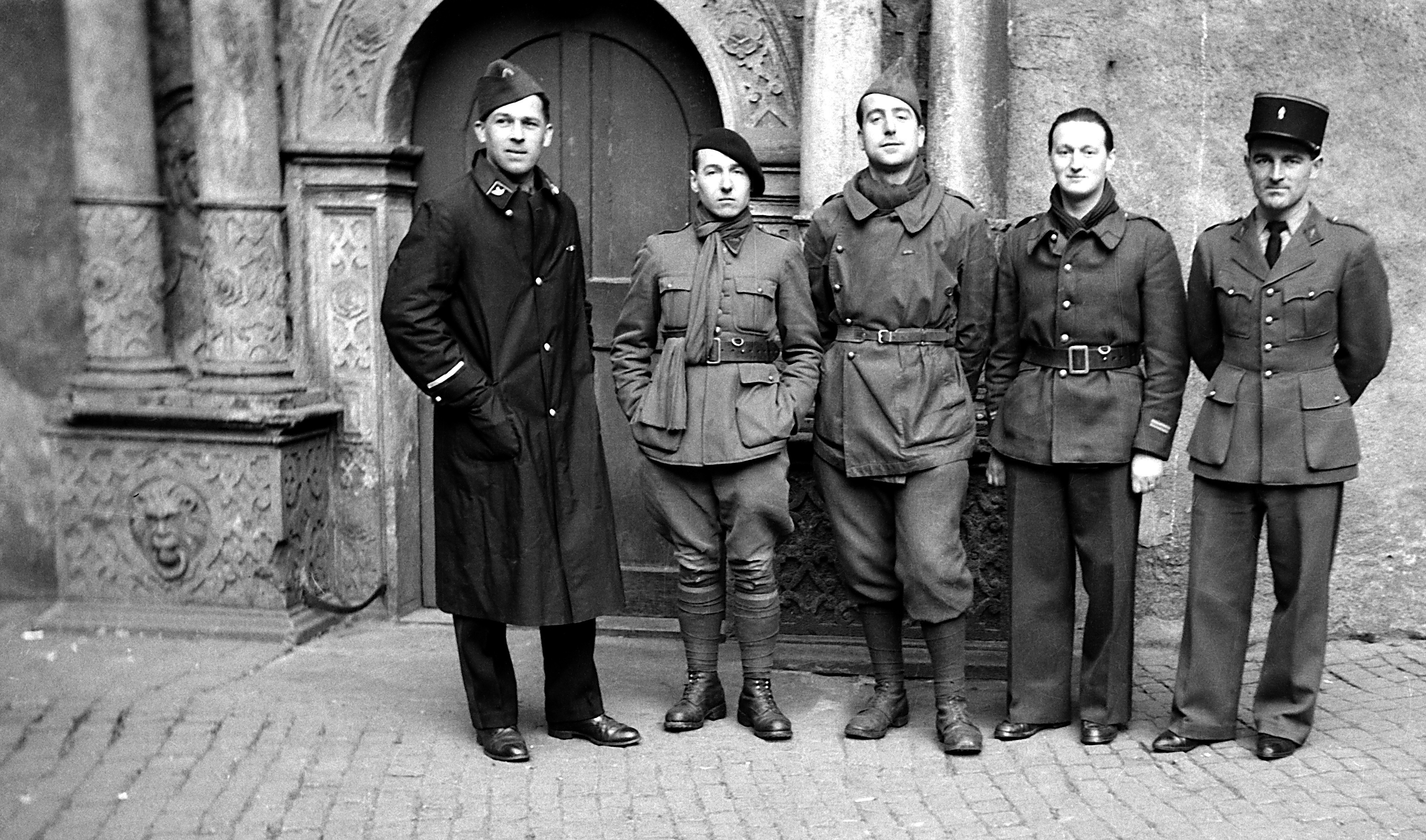 Fünf französische Offiziere vor dem Portal der Colditzer Schlosskapelle (SBG gGmbH CC BY-NC-SA)