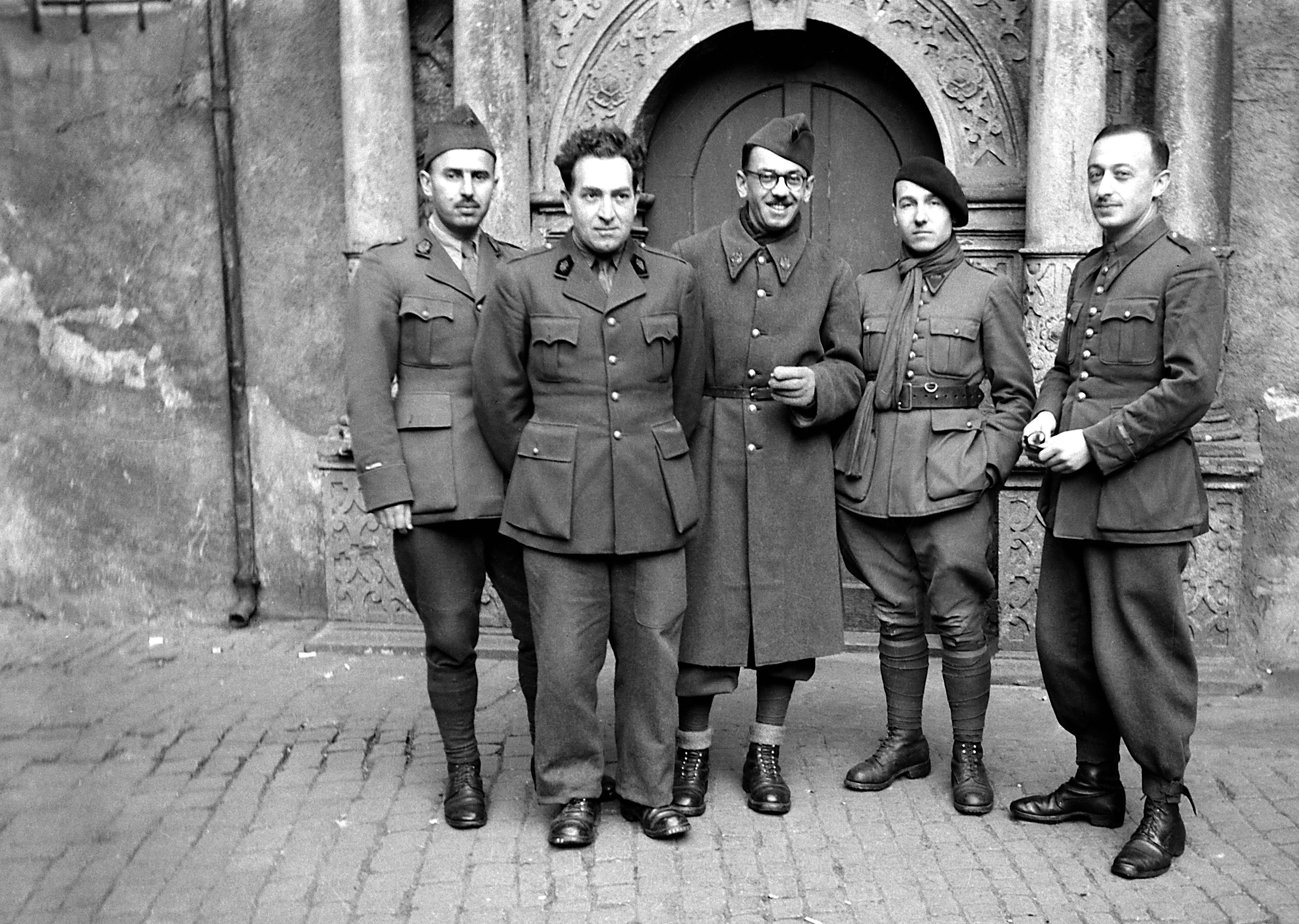 Fünf französische und andere Kriegsgefangene vor dem Portal der Colditzer Schlosskapelle (SBG gGmbH CC BY-NC-SA)