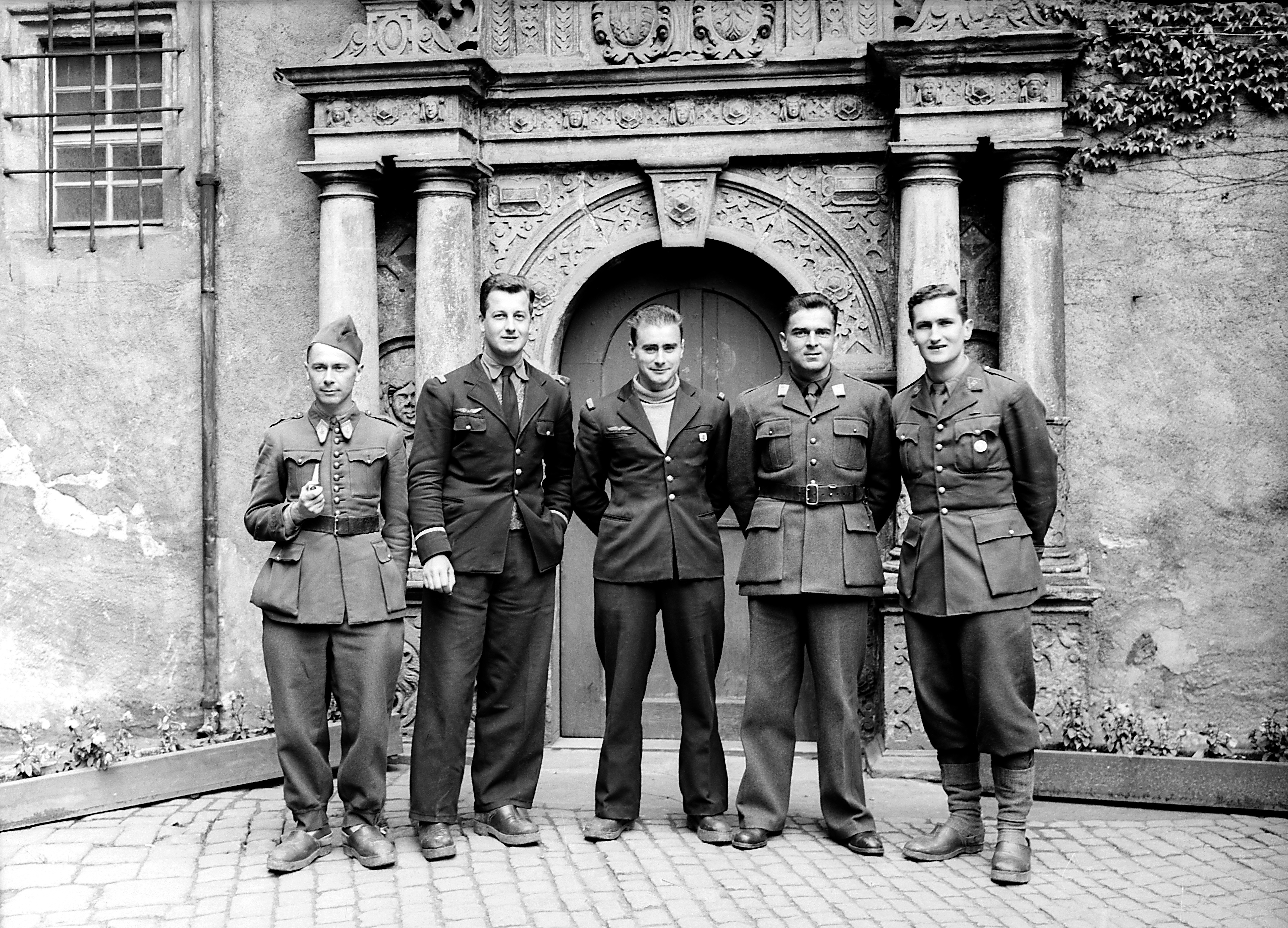 Fünf holländische oder britische Kriegsgefangene in Uniform (SBG gGmbH CC BY-NC-SA)