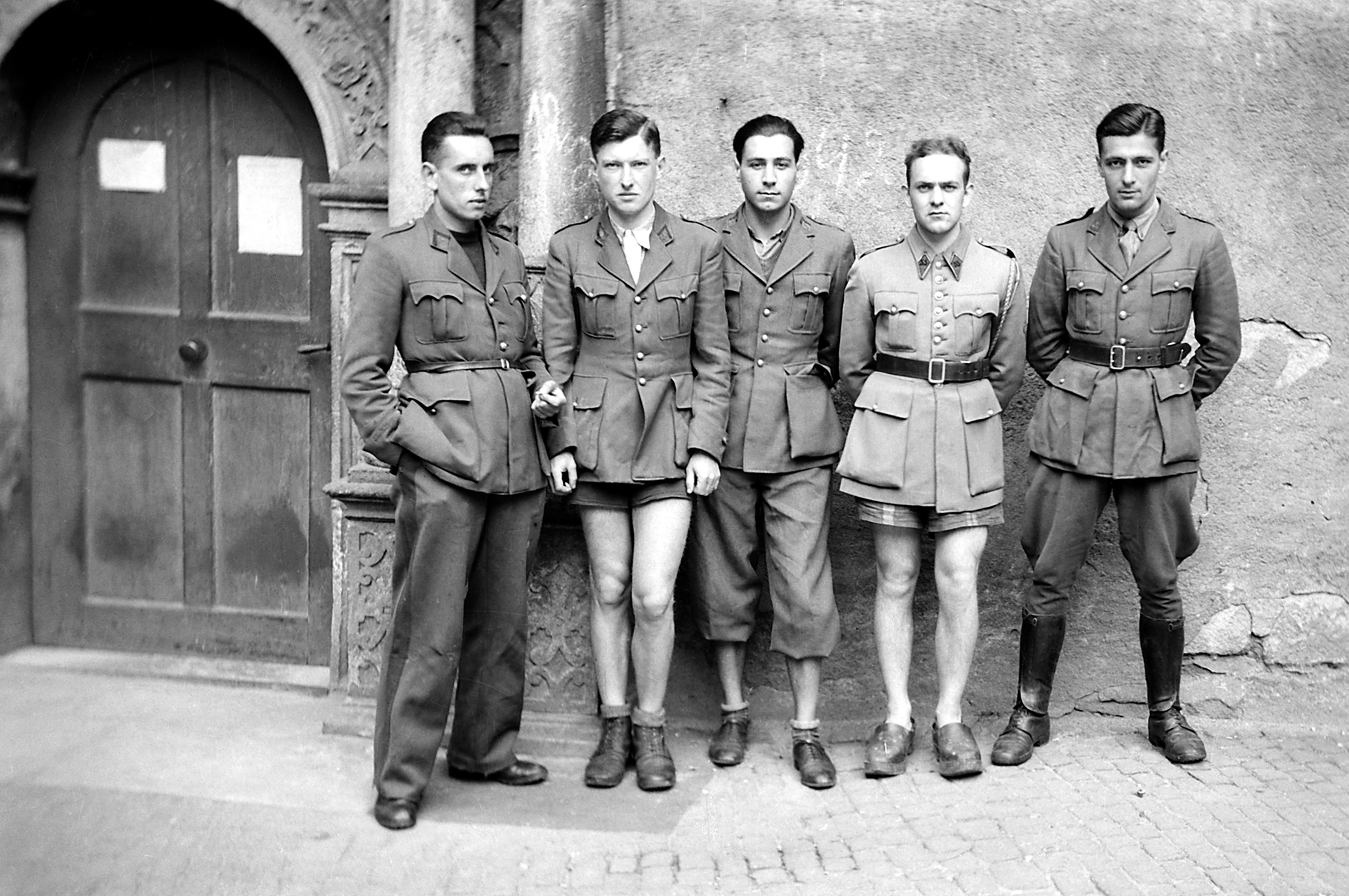 Fünf holländische (?) Offiziere neben dem Portal der Colditzer Schlosskapelle (SBG gGmbH CC BY-NC-SA)