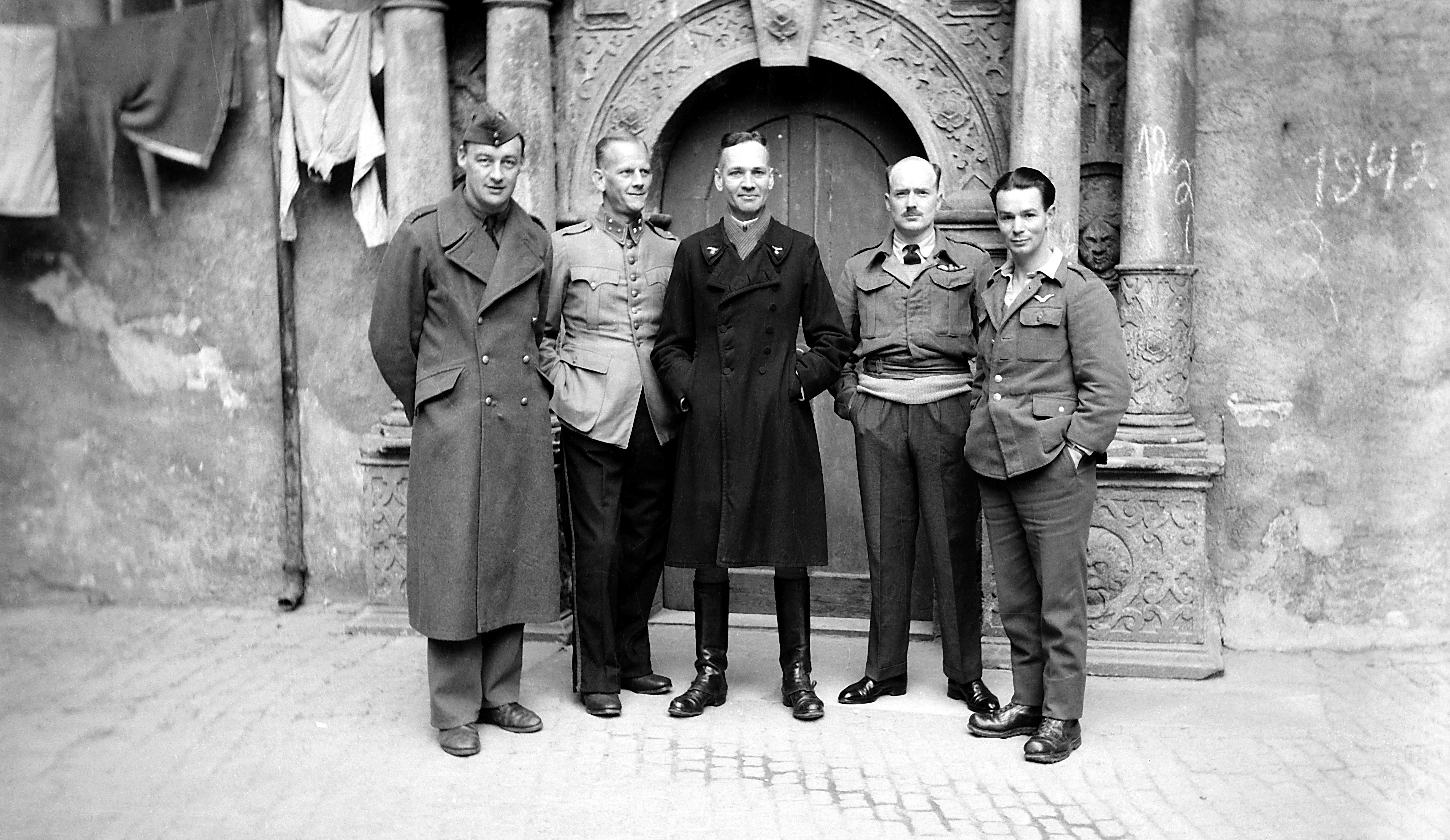 Fünf holländische und britische Offiziere vor dem Portal der Colditzer Schlosskapelle (SBG gGmbH CC BY-NC-SA)