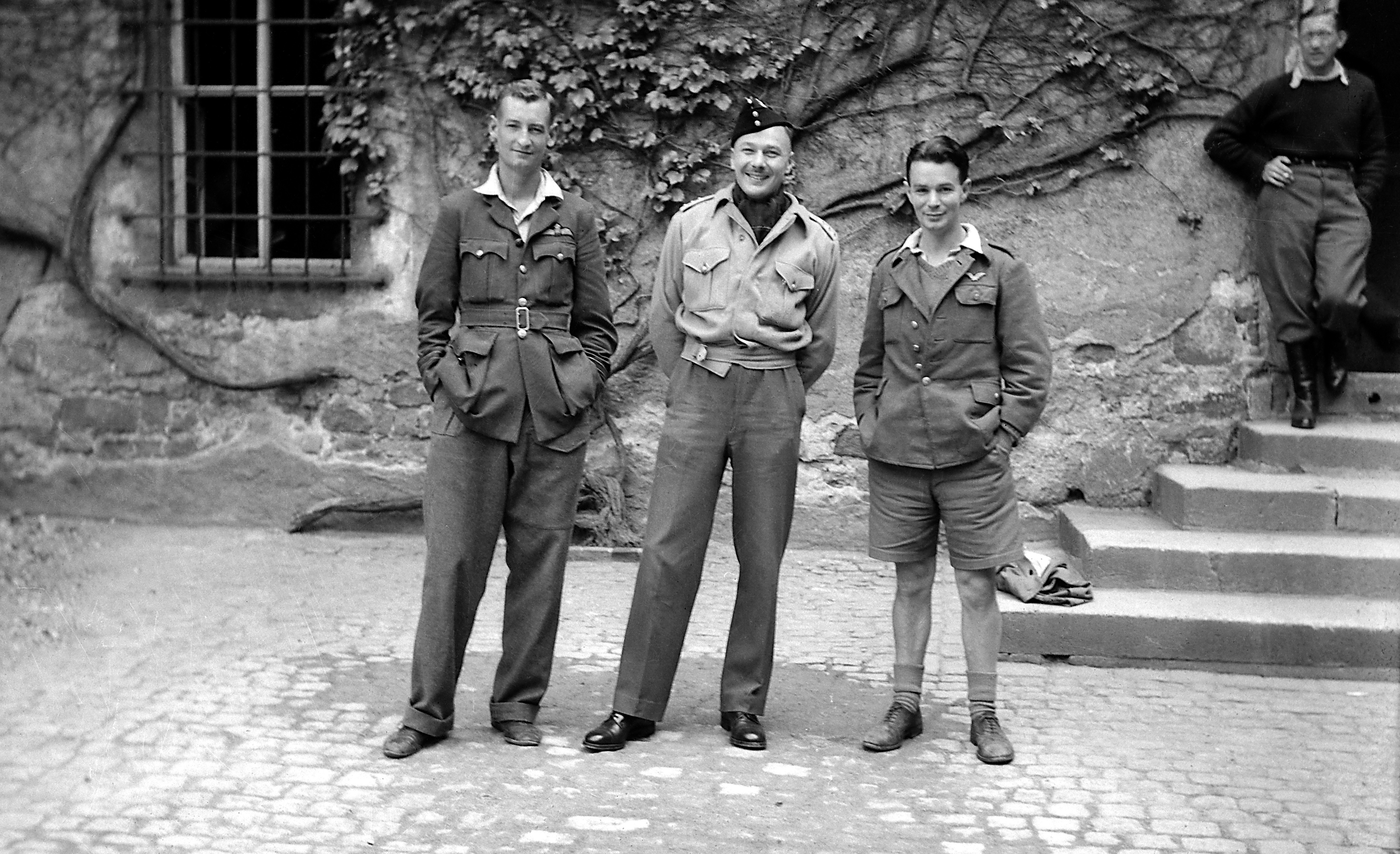 Gruppenbild: drei britische Kriegsgefangene, rechts Sq.Lead. Stephenson RAF (SBG gGmbH CC BY-NC-SA)