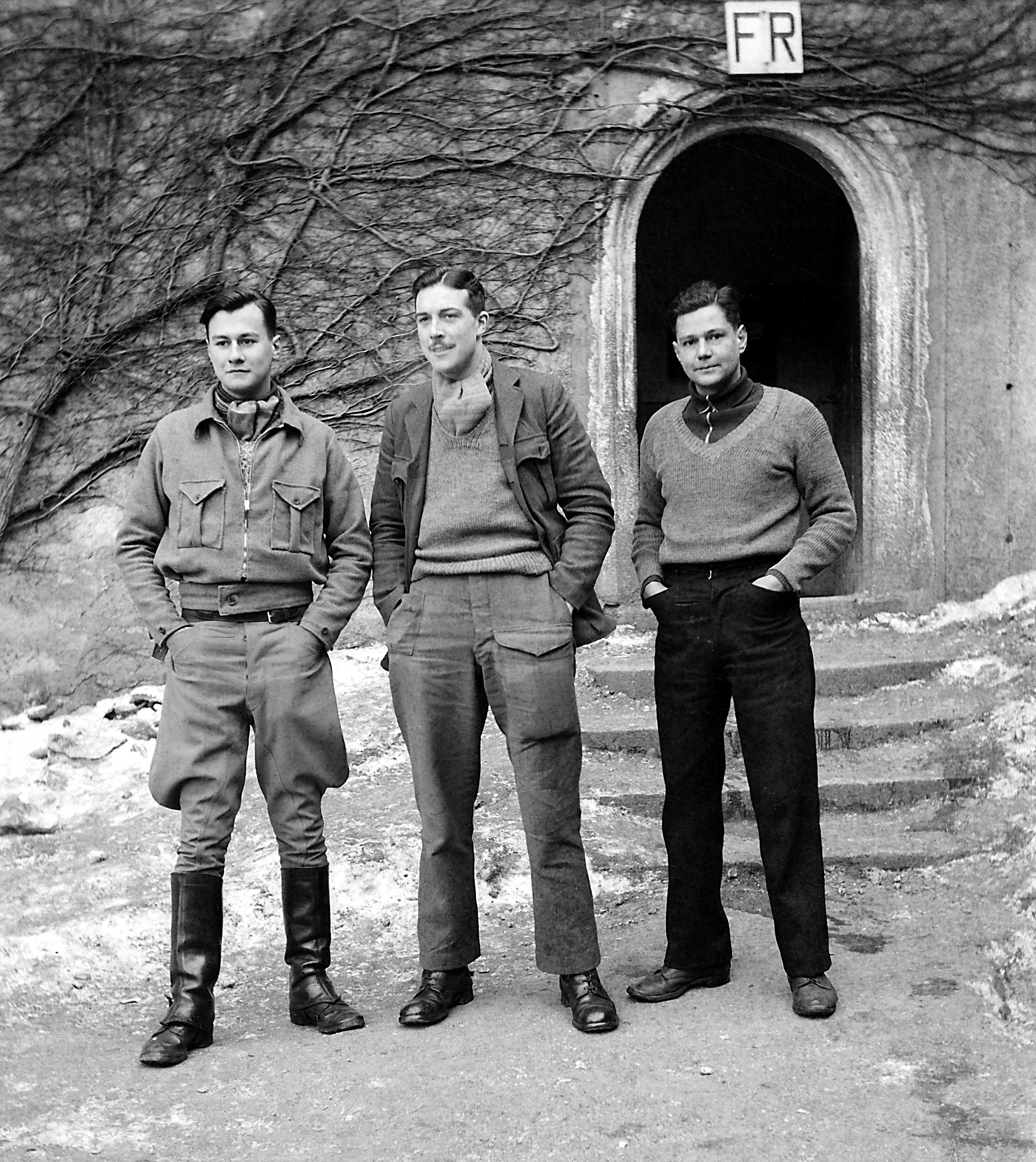 Gruppenbild: drei britische Offiziere auf dem 2. Colditzer Schlosshof (SBG gGmbH CC BY-NC-SA)