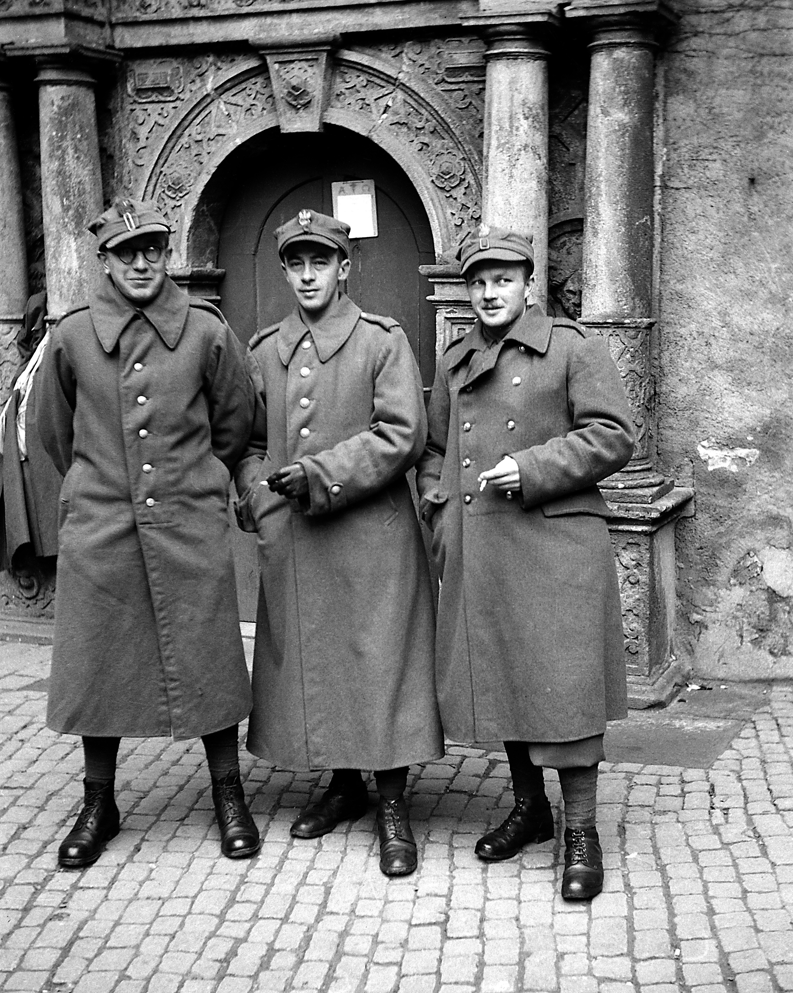 Gruppenbild: drei polnische Offiziere vor dem Portal der Colditzer Schlosskapelle (SBG gGmbH CC BY-NC-SA)