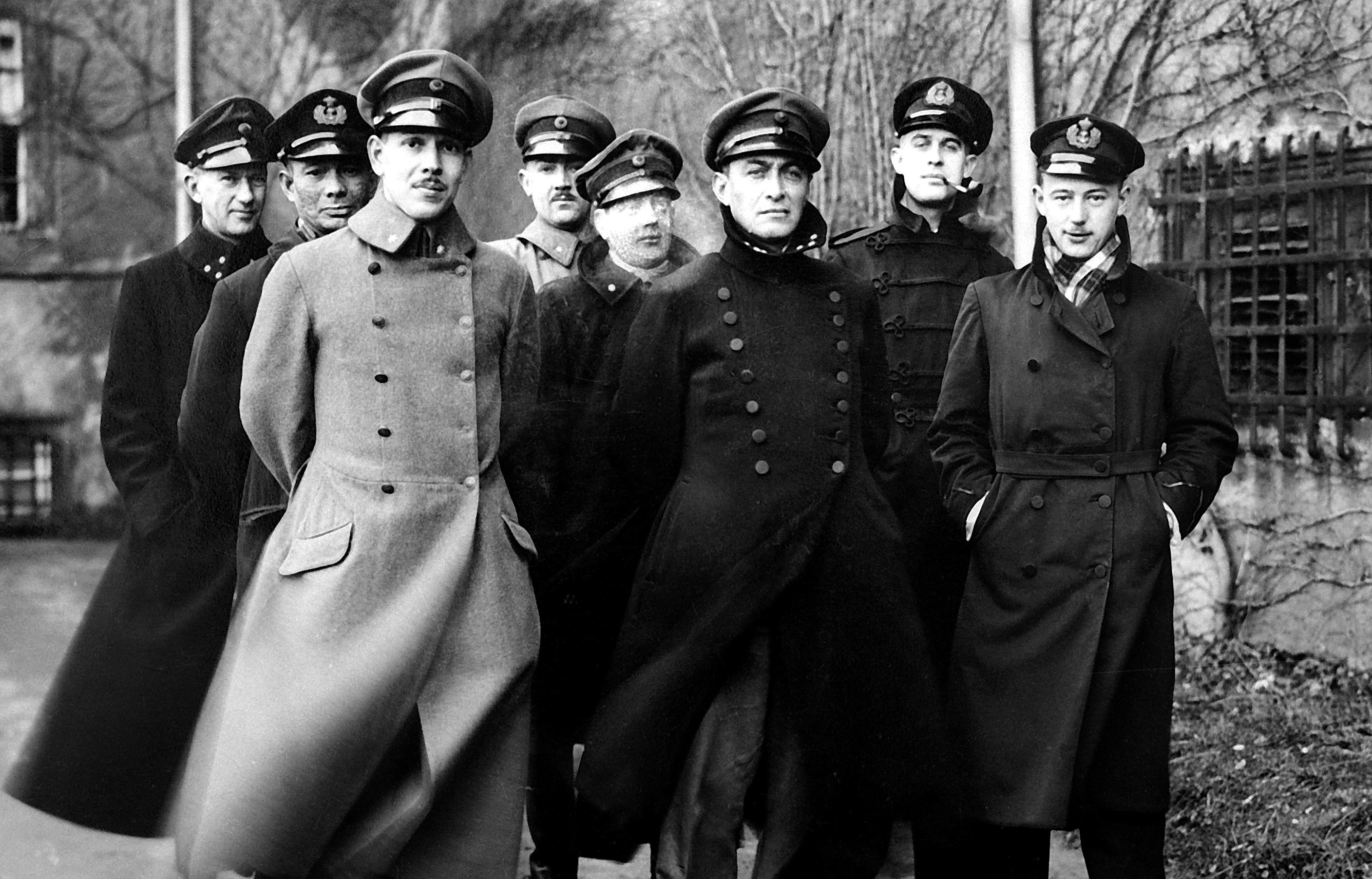 Holländische Offiziere posieren mit dem Dummy Moritz. (SBG gGmbH CC BY-NC-SA)