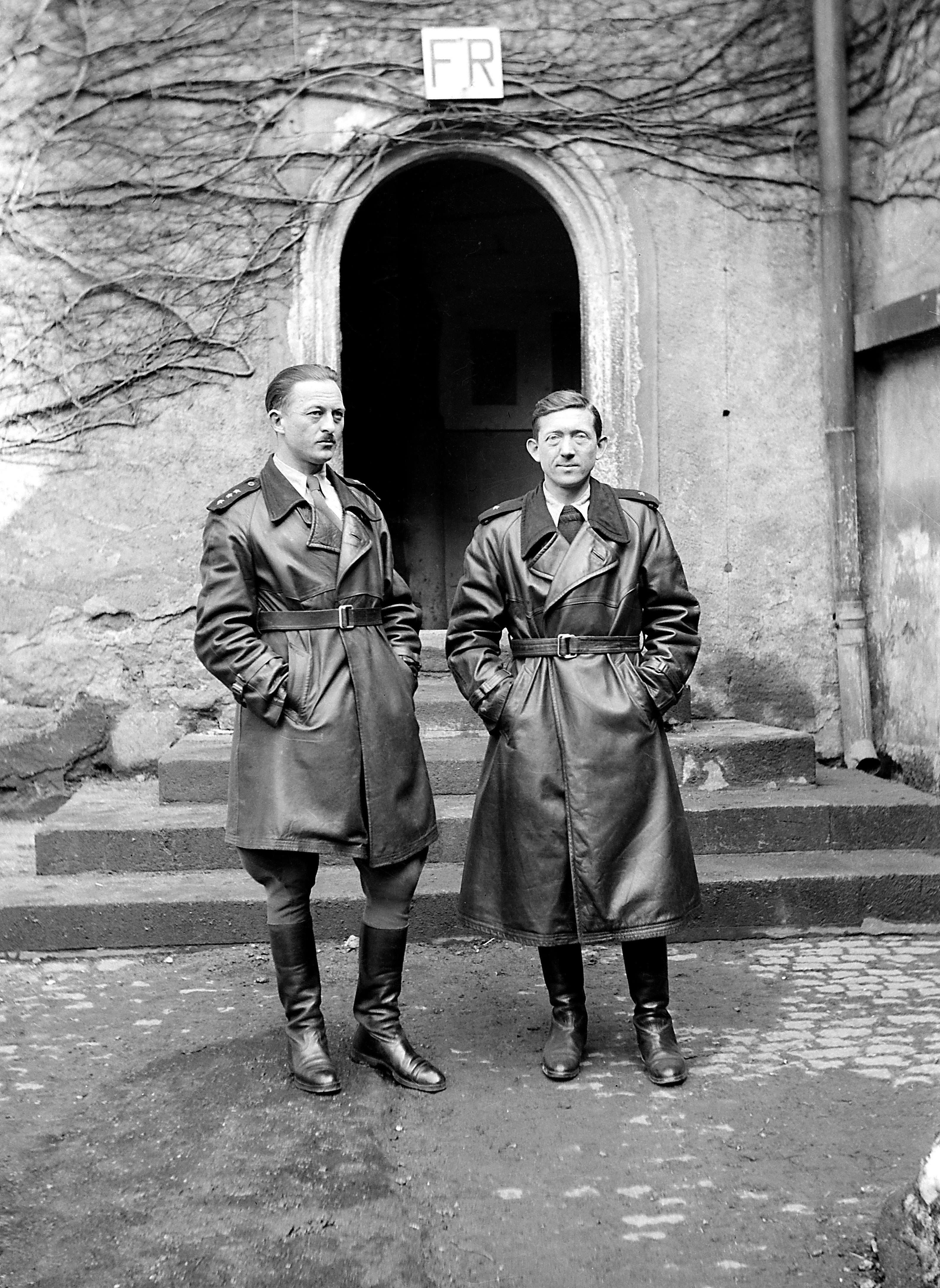 Polnische oder niederländische Offiziere im 2. Colditzer Schlosshof (SBG gGmbH CC BY-NC-SA)