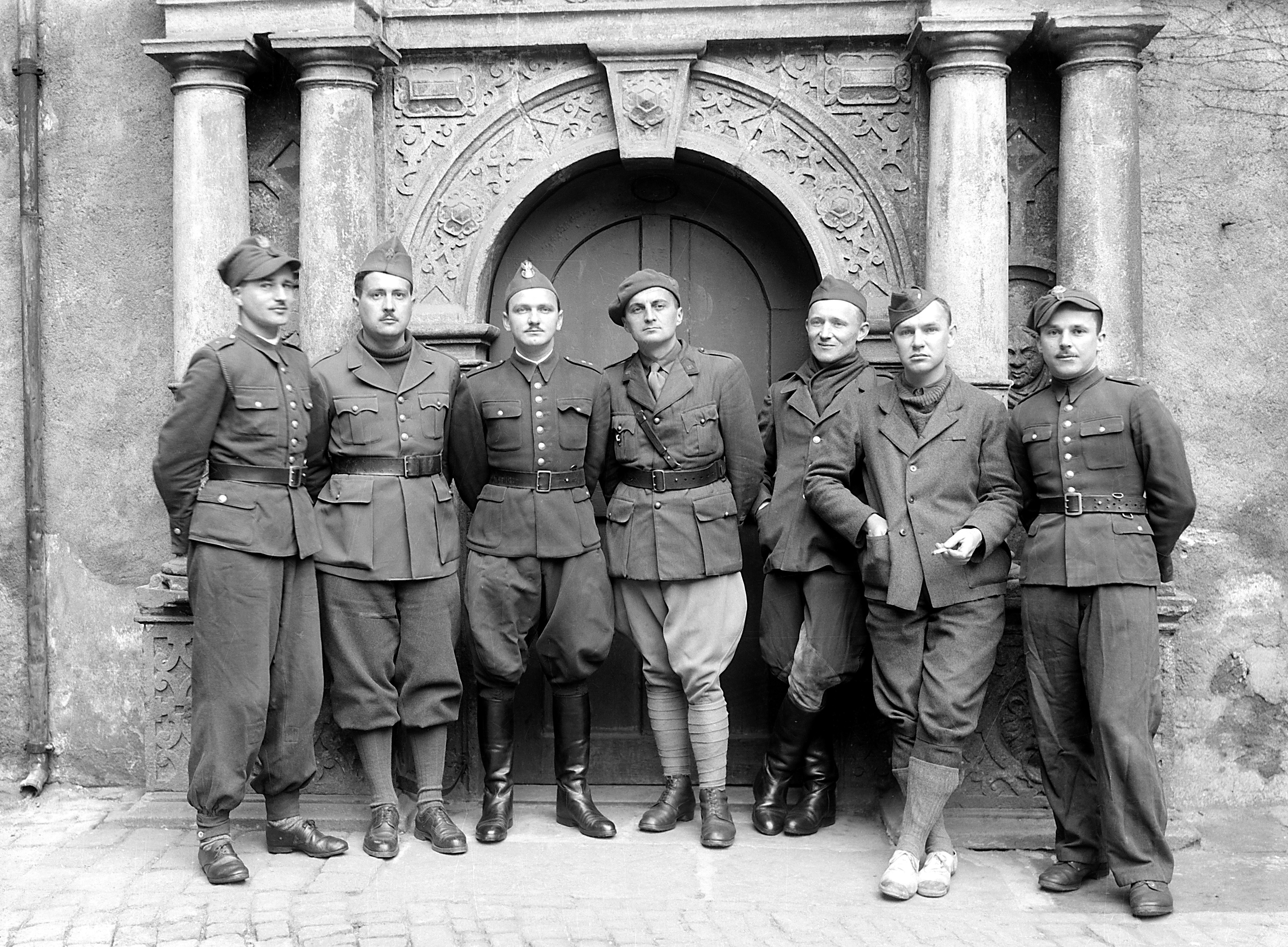 Sieben polnische und französische Offiziere vor dem Schlosskapellenportal (SBG gGmbH CC BY-NC-SA)