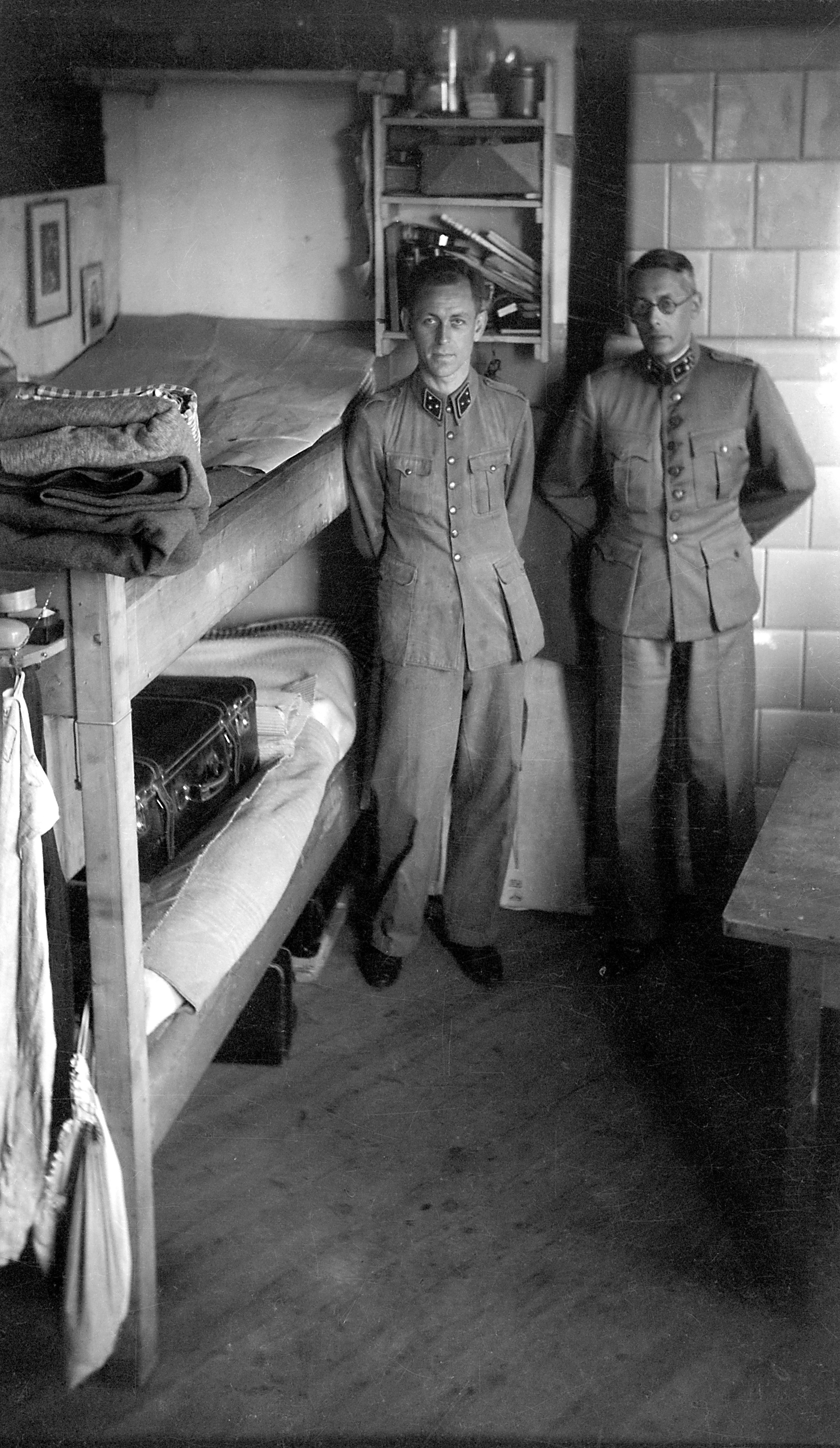 Zwei holländische Offiziere in Uniform auf ihrer Stube. (SBG gGmbH CC BY-NC-SA)