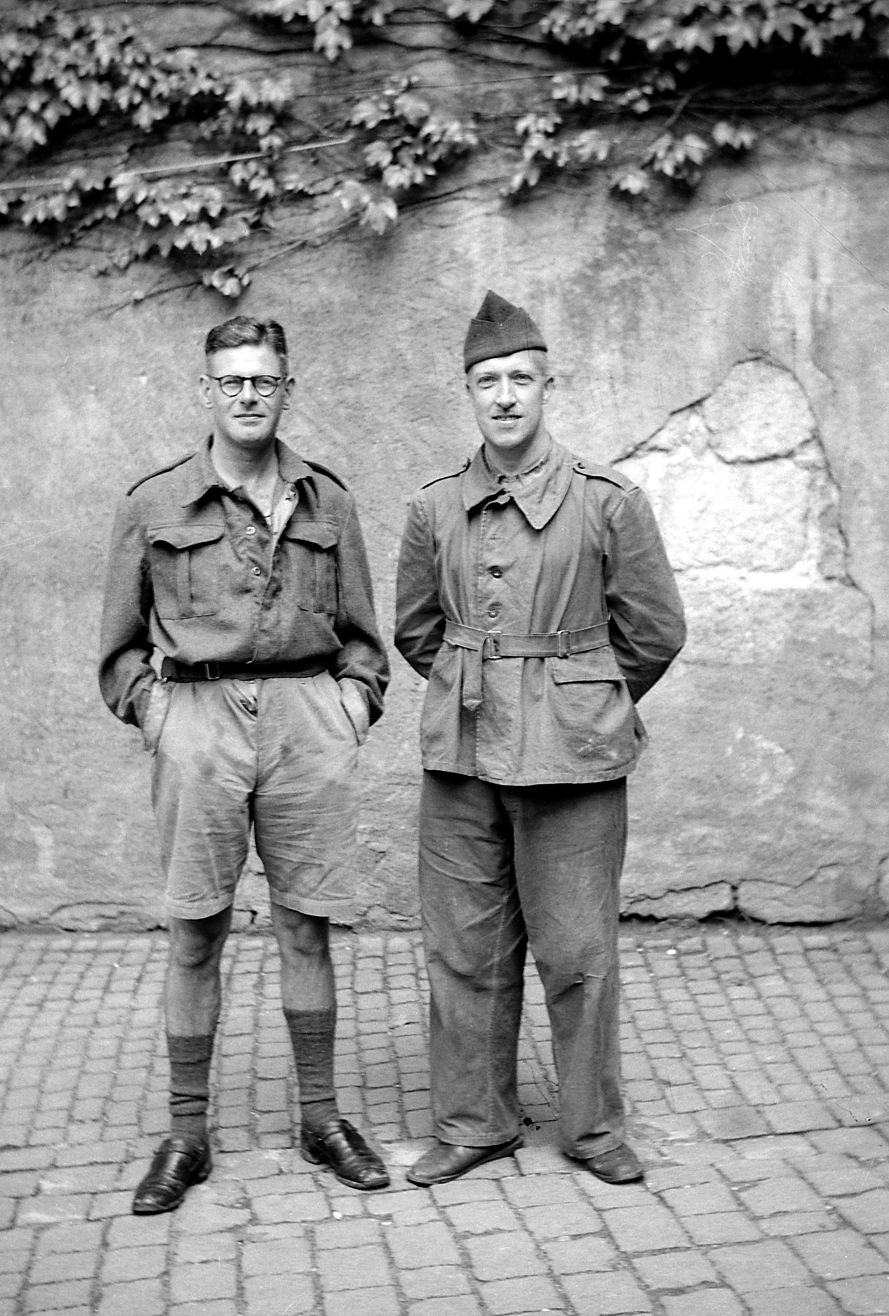 Zwei kriegsgefangene Offiziere im 2. Schlosshof, links Lt. Pemberton-How (SBG gGmbH CC BY-NC-SA)