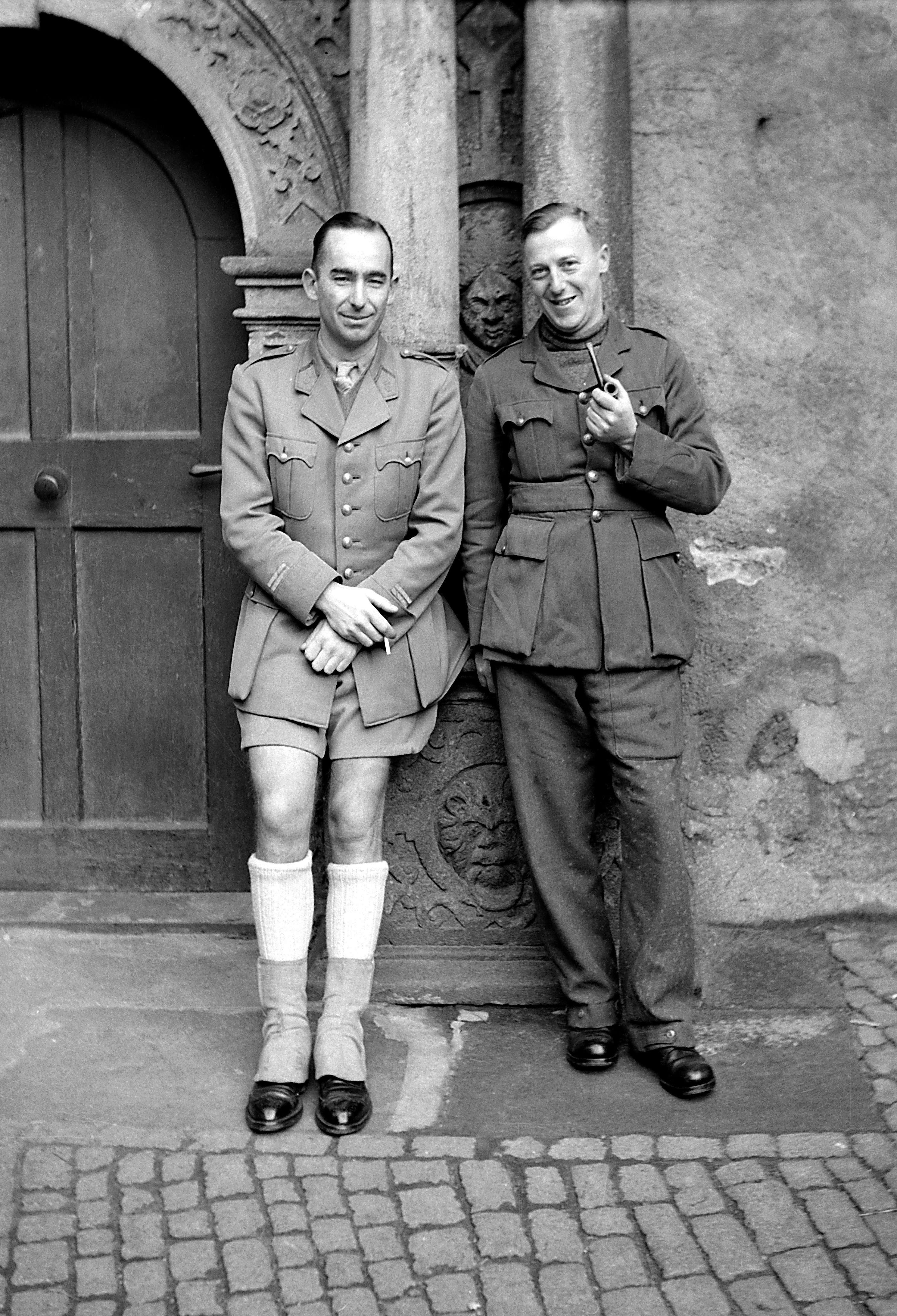 Zwei Kriegsgefangene vor dem Portal der Colditzer Schlosskapelle, wahrscheinlich Briten (SBG gGmbH CC BY-NC-SA)