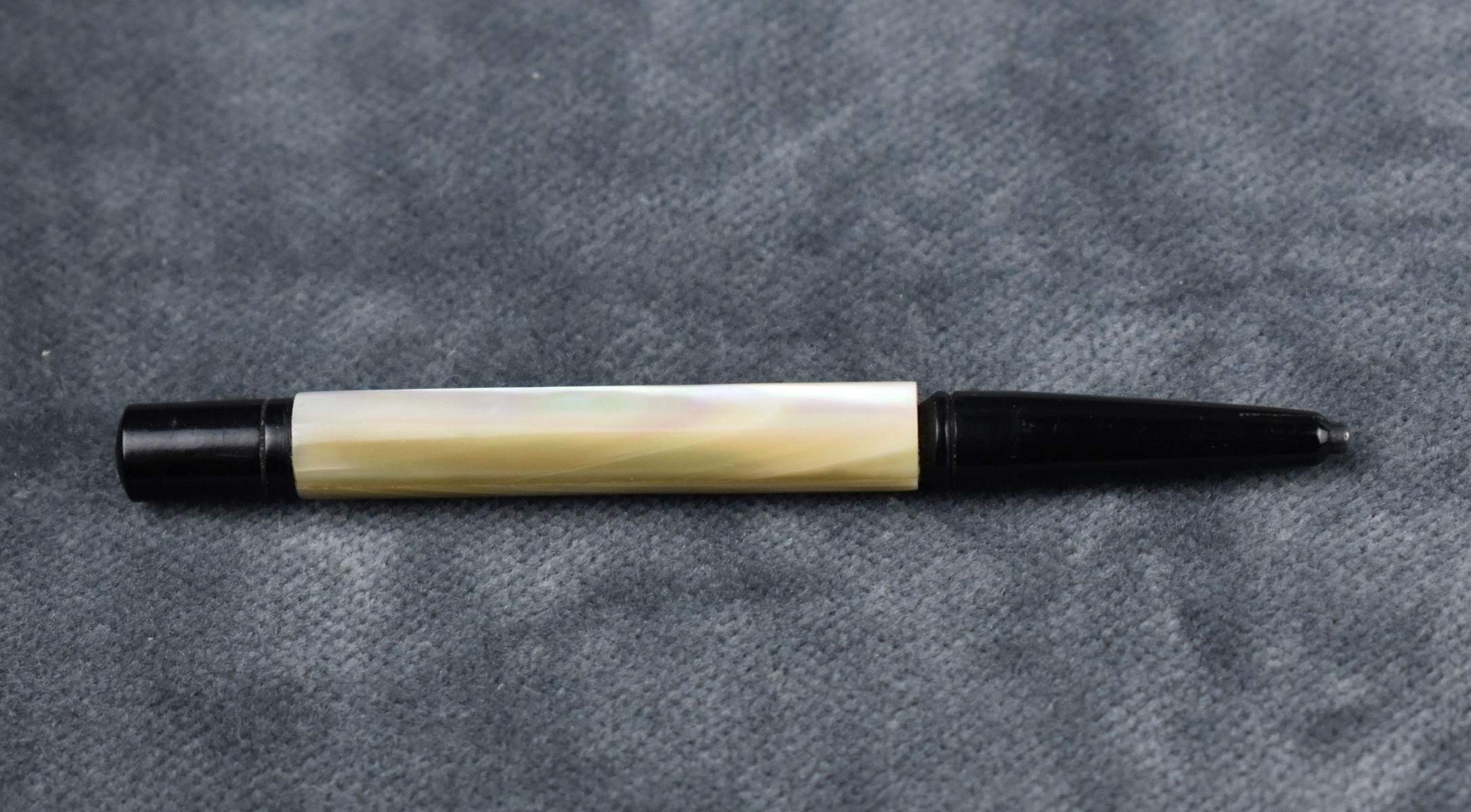 Bleistift mit Hülle aus Perlmutterimitat (Perlmutter- und Heimatmuseum Adorf CC BY-NC-SA)