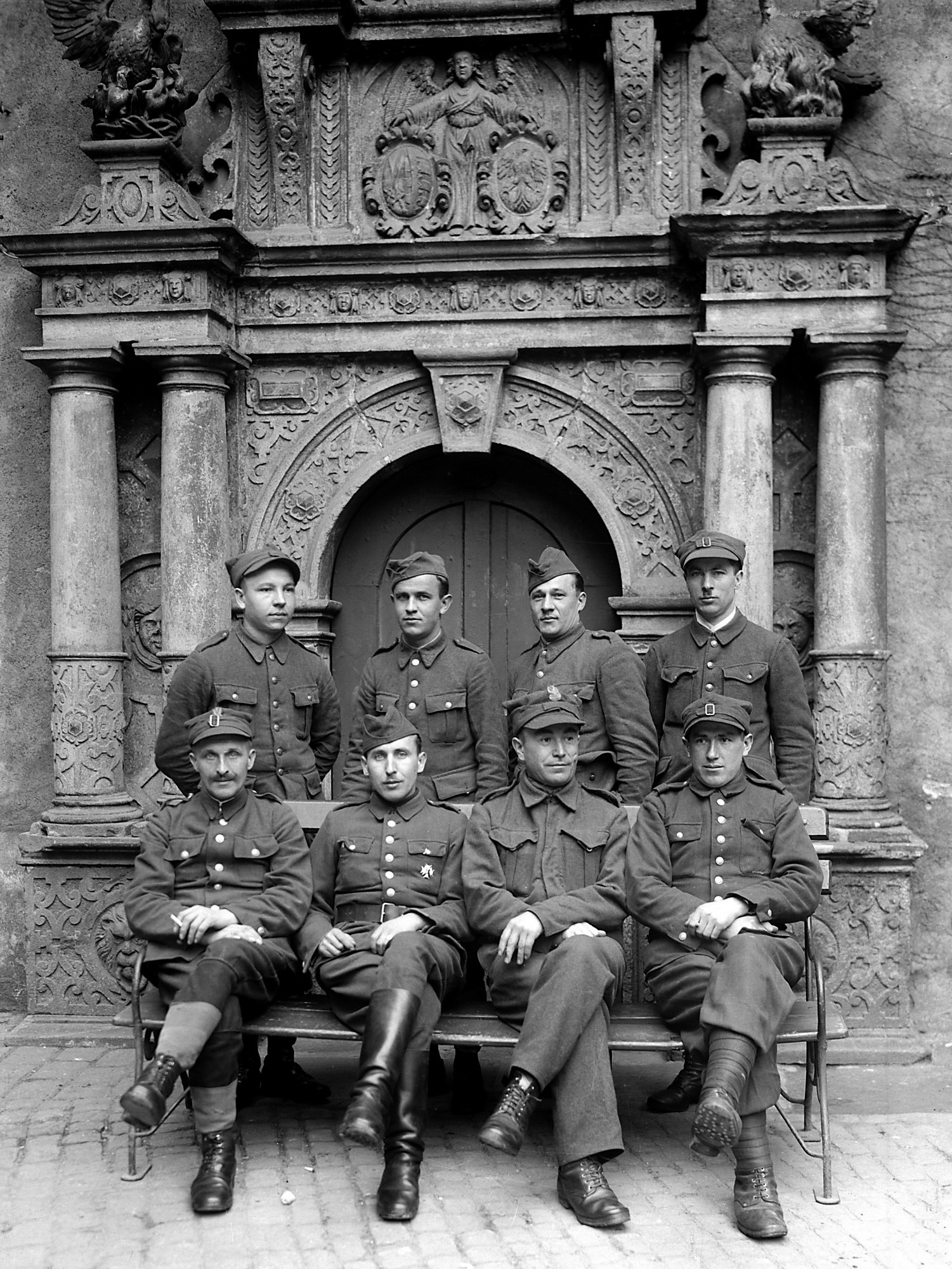 Acht polnische Offiziere vor dem Portal der Colditzer Schlosskapelle (SBG gGmbH CC BY-NC-SA)