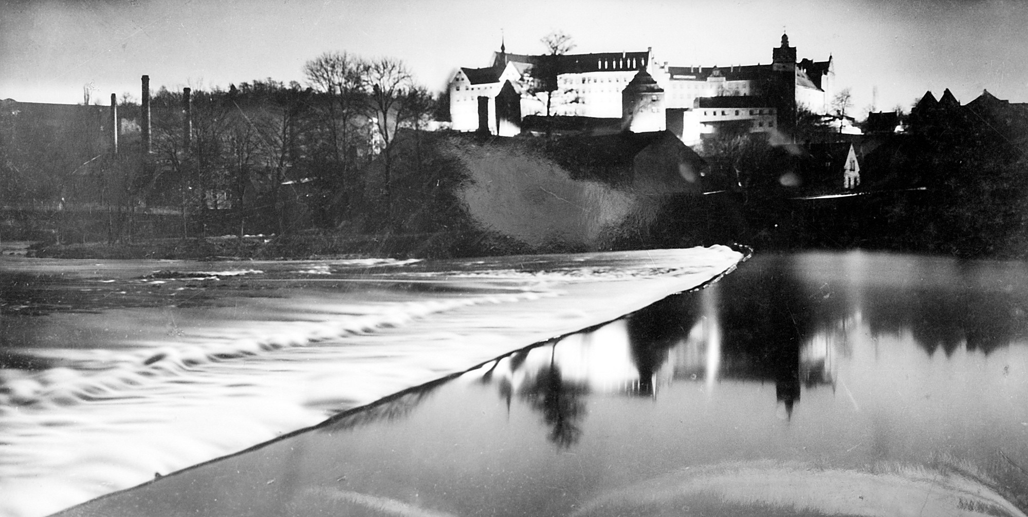 Aufnahme des Schlosses aus Richtung Mulde mit Blick über den Wasserfall (SBG gGmbH CC BY-NC-SA)