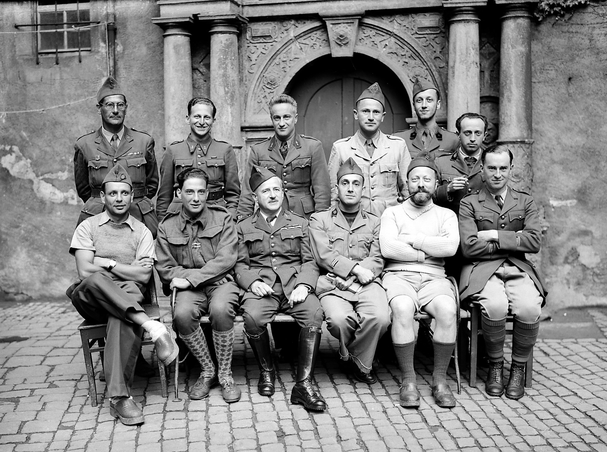 belgische Kriegsgefangene vor dem Portal der Colditzer Schlosskapelle (SBG gGmbH CC BY-NC-SA)
