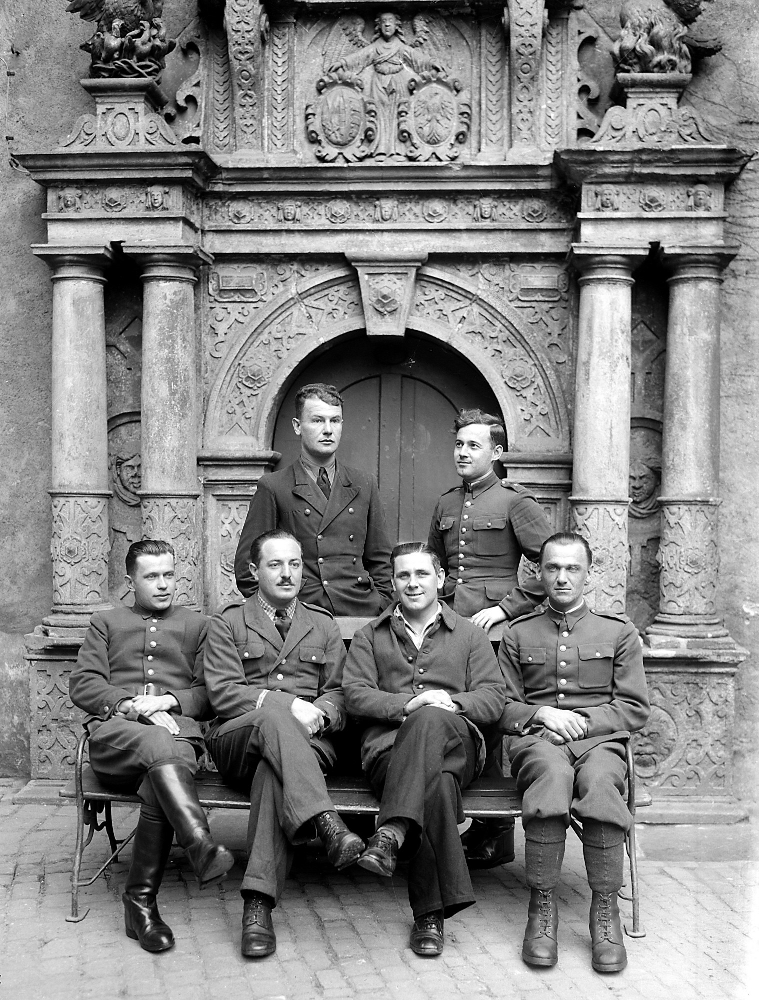 Britische und polnische Offiziere vor dem Portal der Colditzer Schlosskapelle (SBG gGmbH CC BY-NC-SA)