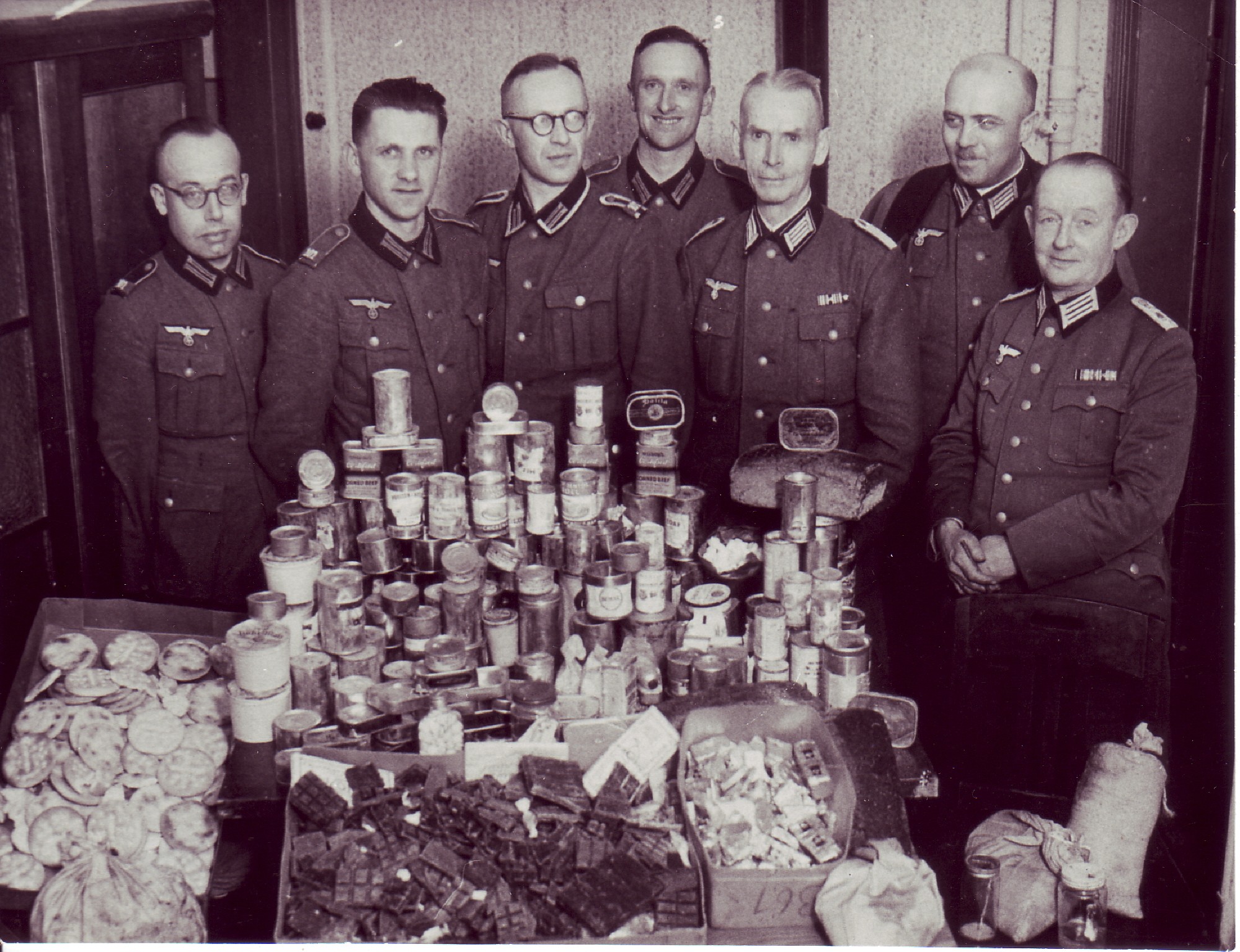 deutsche Offiziere mit den Vorratsfunden aus dem Kantinentunnel (SBG gGmbH CC BY-NC-SA)