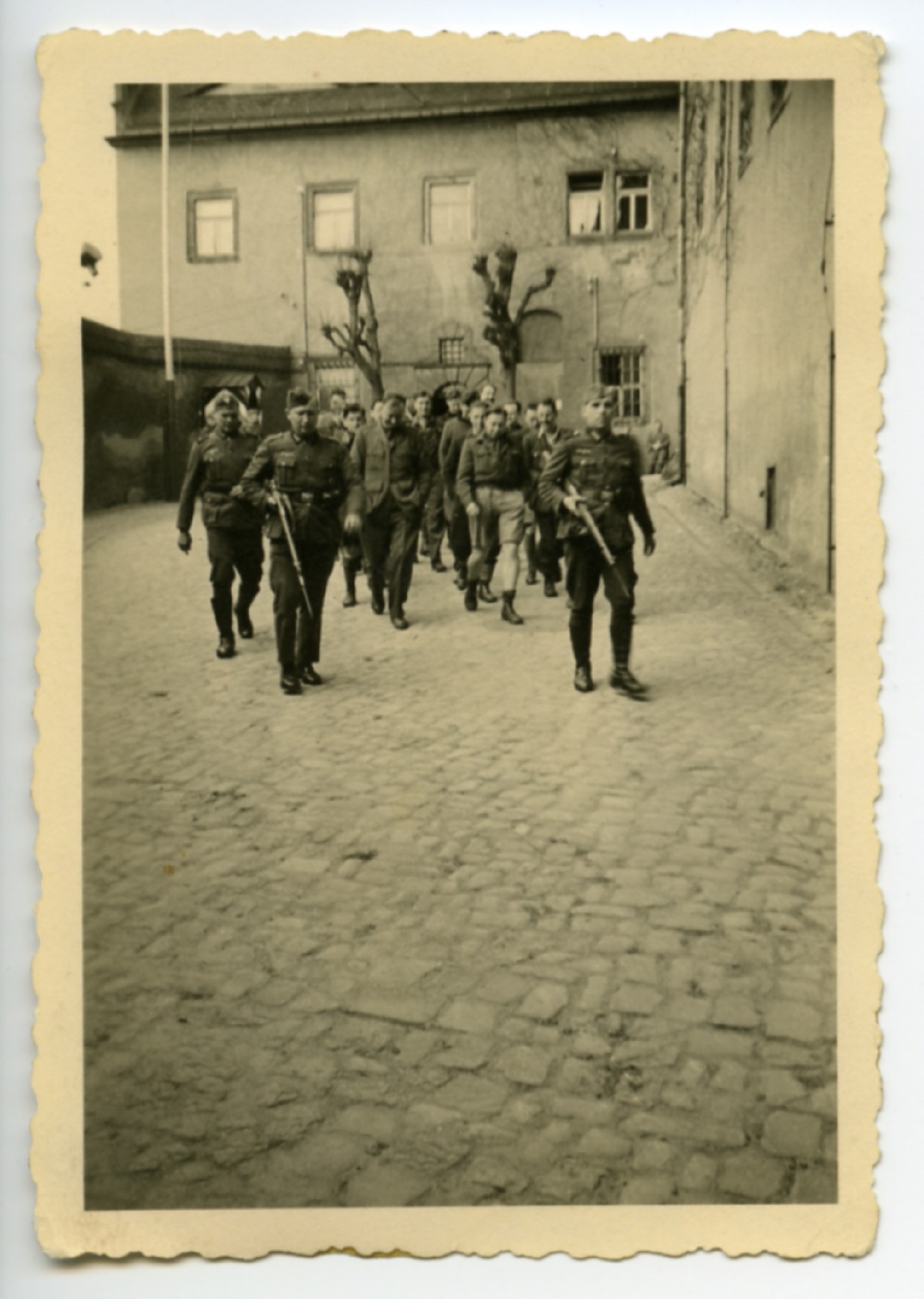deutsche Soldaten begleiten kriegsgefangene Offiziere zum Parkspaziergang (SBG gGmbH CC BY-NC-SA)