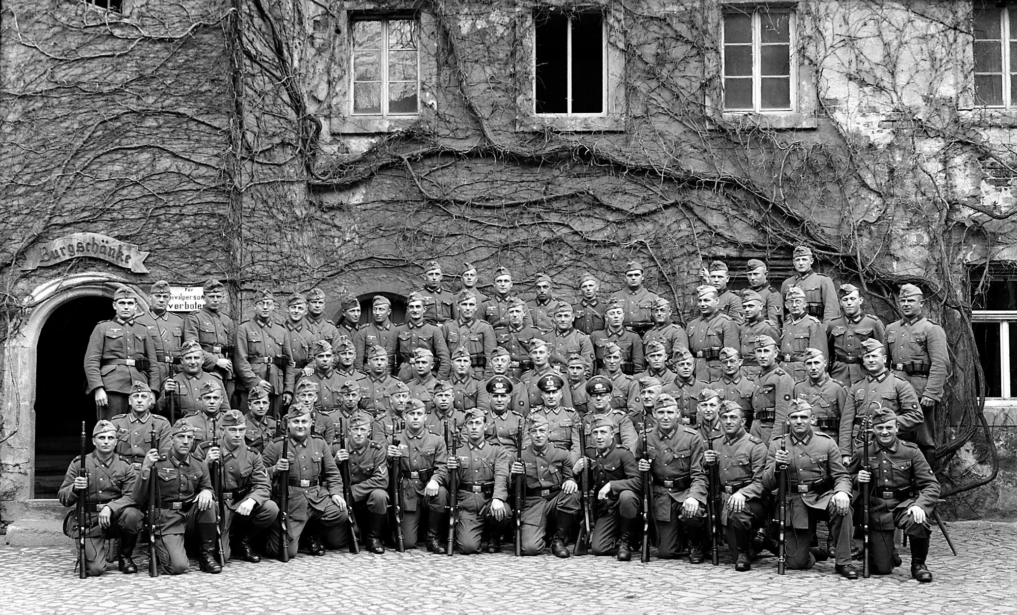 Die Wachmannschaft des Oflag IV C im 1. Schlosshof (SBG gGmbH CC BY-NC-SA)