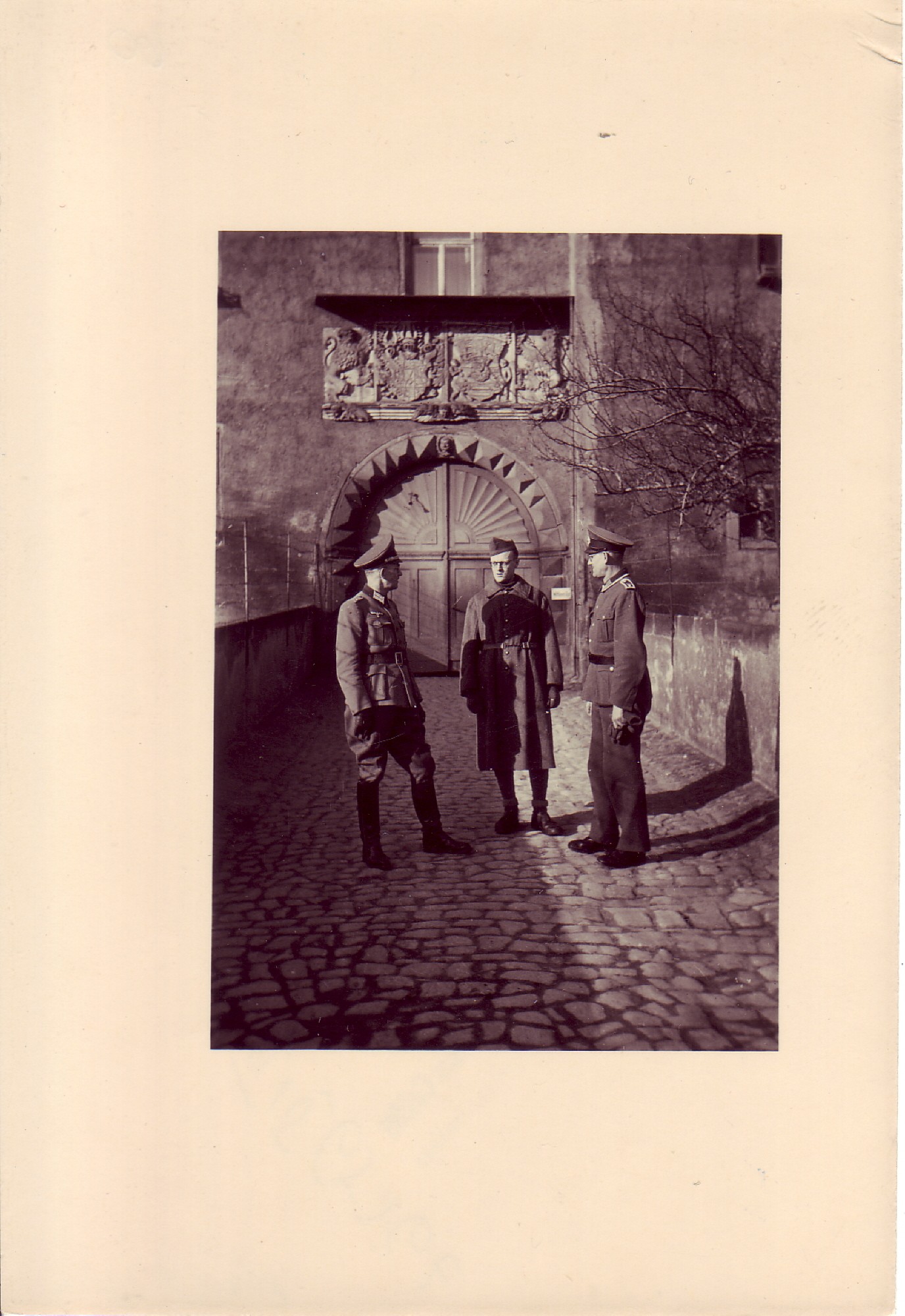 Drei deutsche Offiziere auf der Schlossbrücke (SBG gGmbH CC BY-NC-SA)