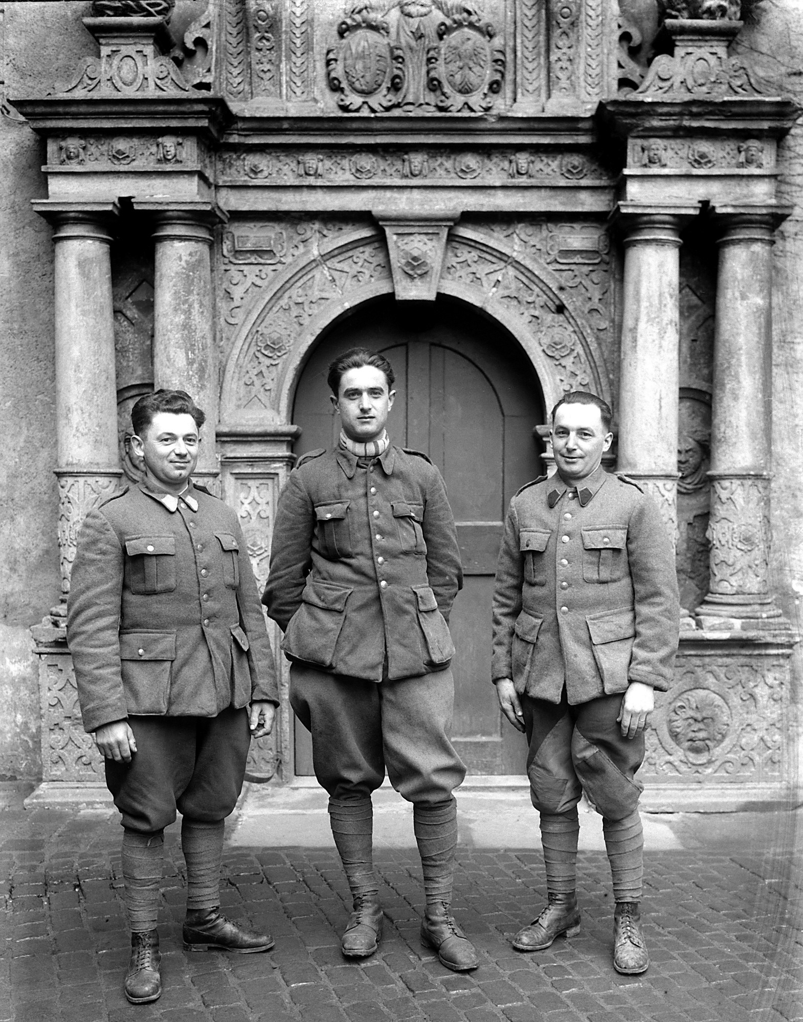 Drei Kriegsgefangene in Uniform (SBG gGmbH CC BY-NC-SA)