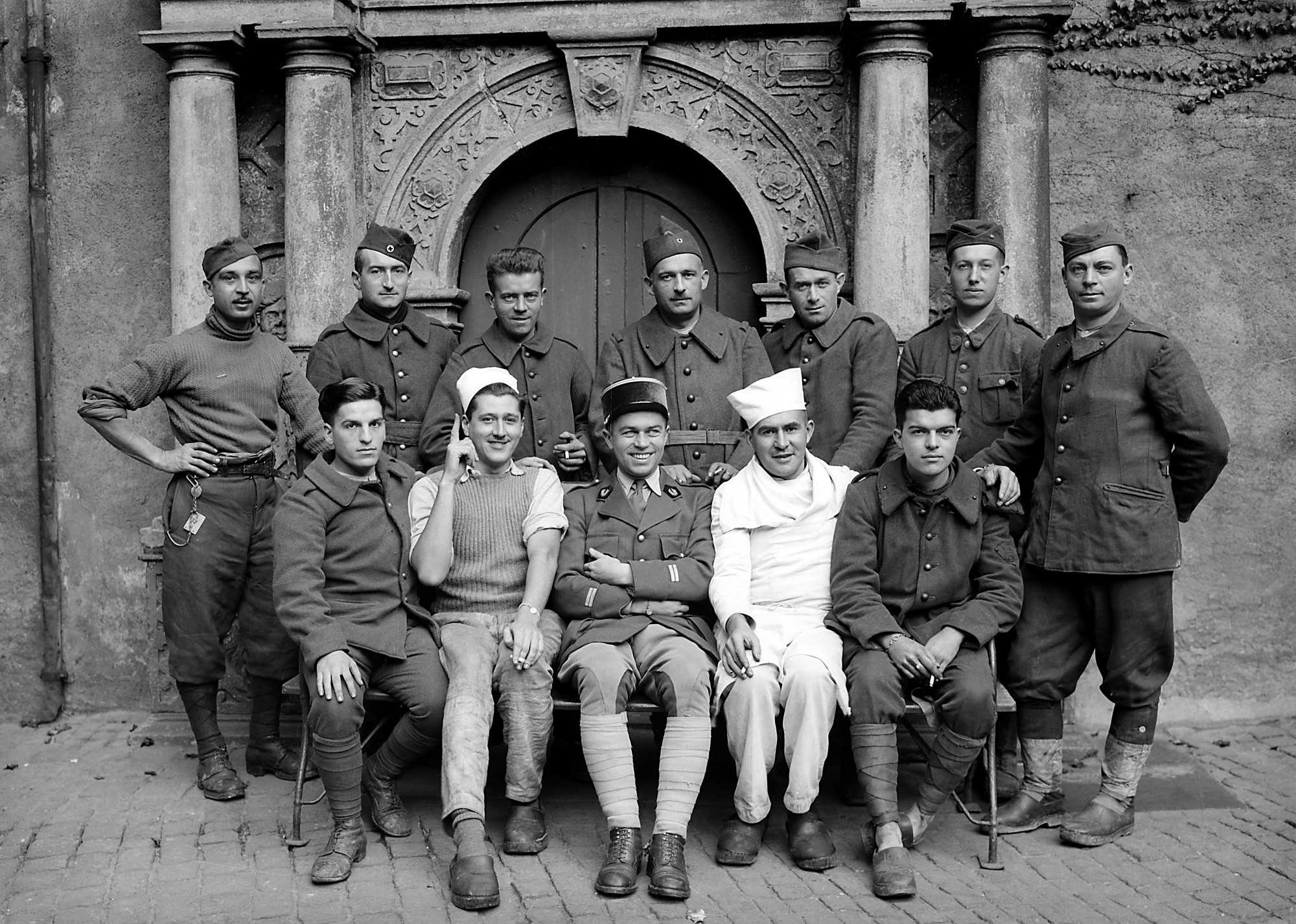 Französische Kriegsgefangene vor dem Portal der Colditzer Schlosskapelle (SBG gGmbH CC BY-NC-SA)