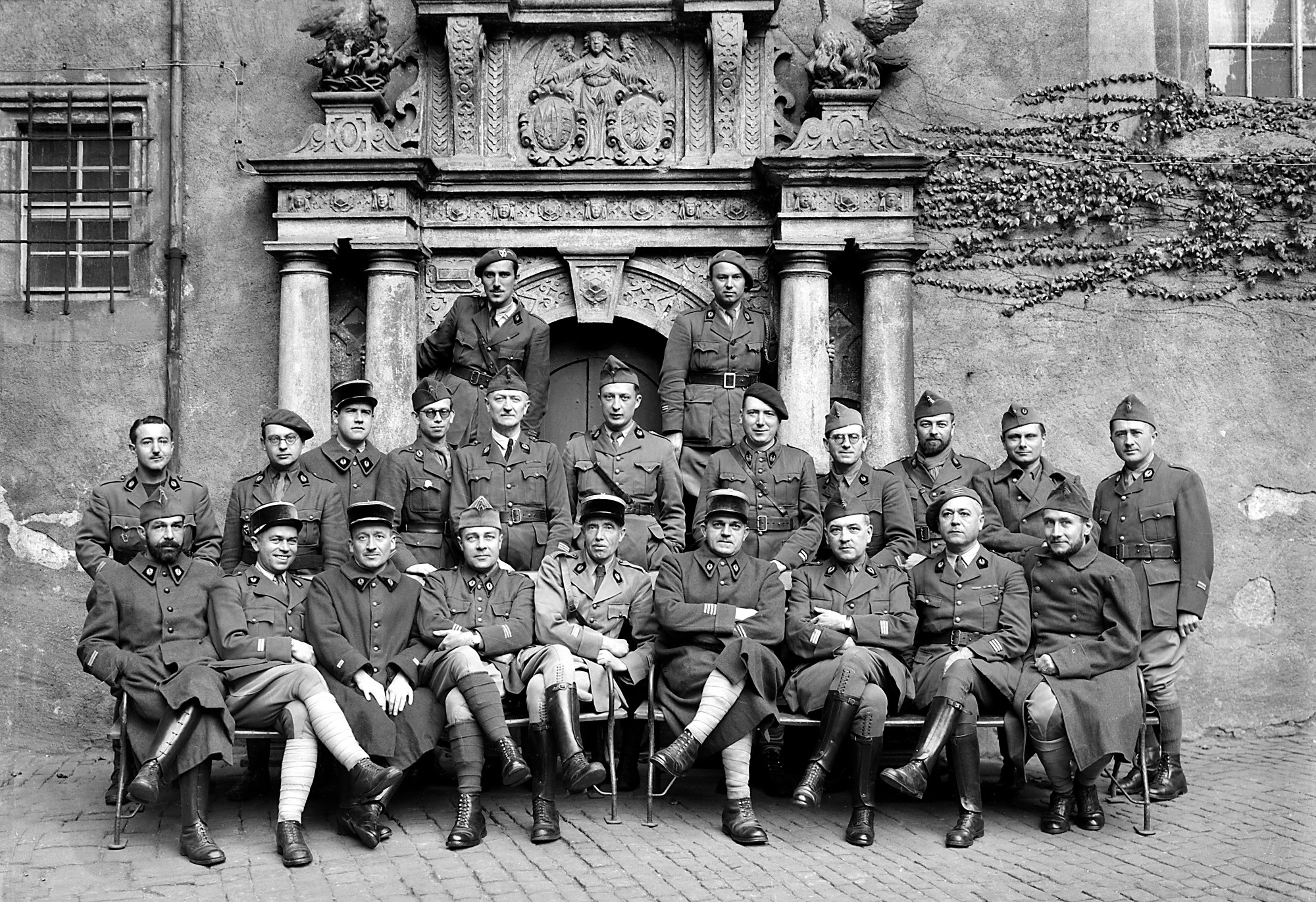 Französische Offiziere vor dem Portal der Colditzer Schlosskapelle (SBG gGmbH CC BY-NC-SA)