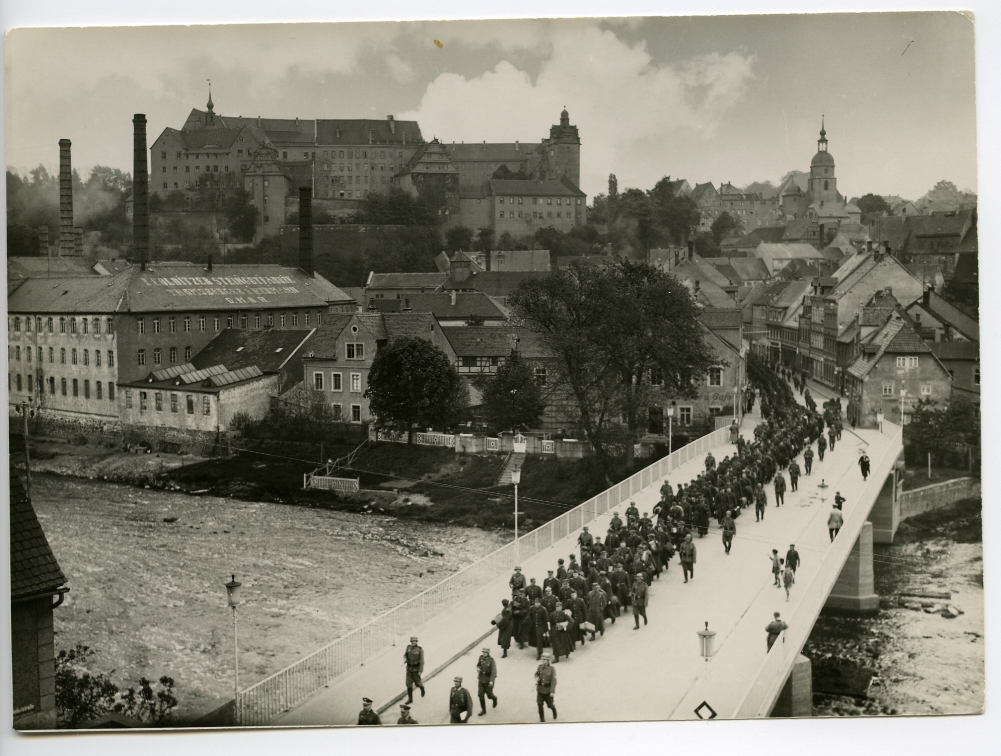 Gefangenenverlegung. Abmarsch der Polen zum Bahnhof (SBG gGmbH CC BY-NC-SA)