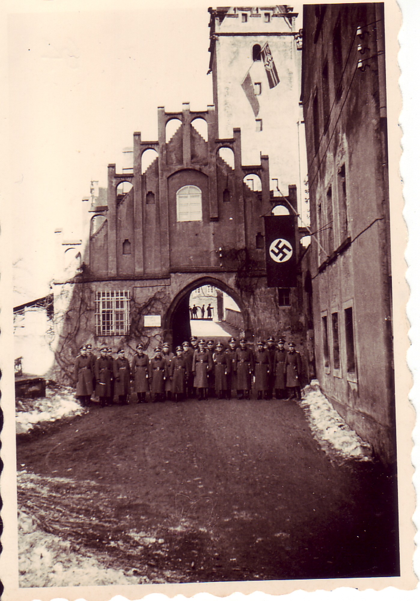 Gruppenbild der Wehrmachtssoffiziere vor dem Schlosstor (SBG gGmbH CC BY-NC-SA)