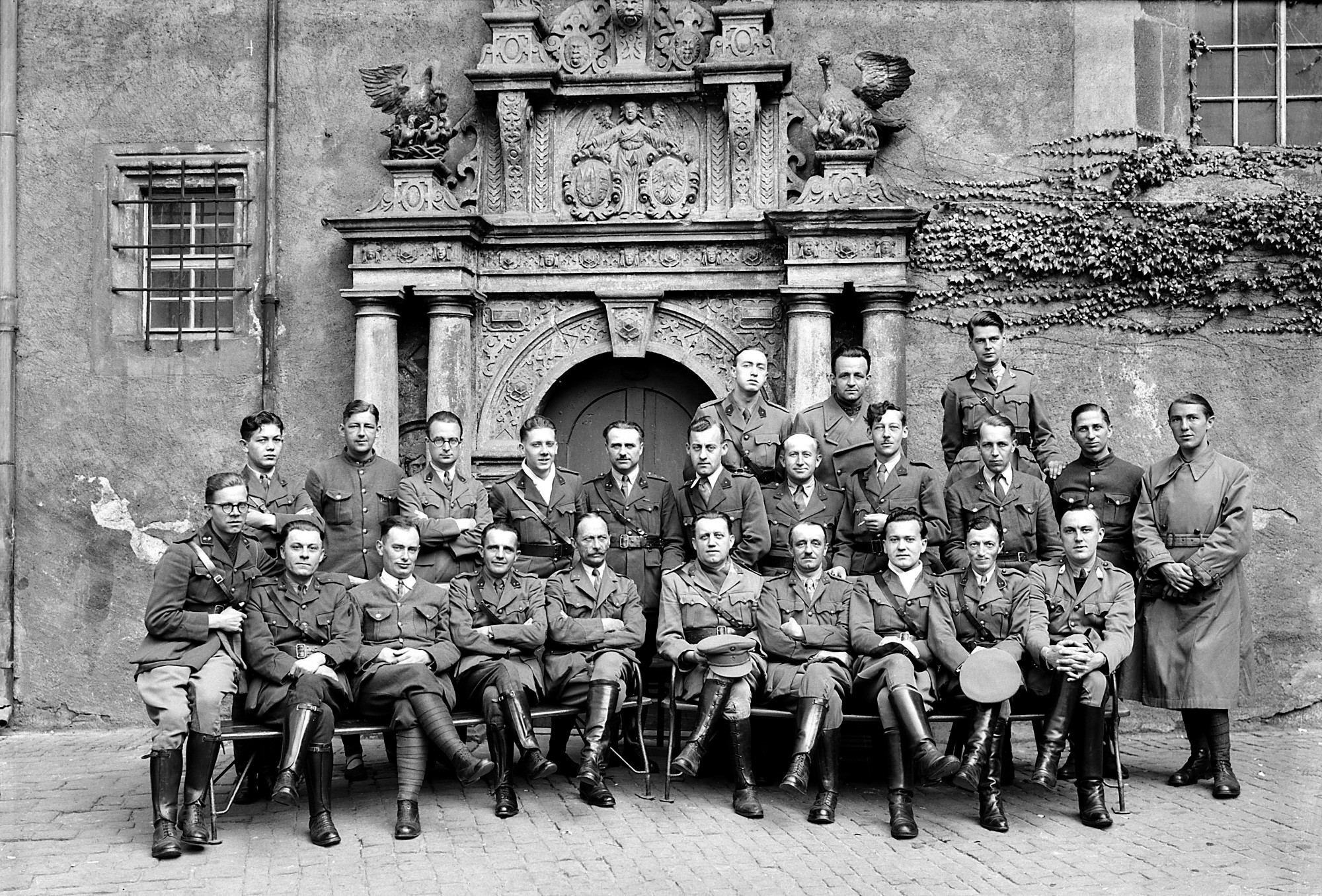 Kriegsgefangene Belgier (?) vor dem Portal der Colditzer Schlosskapelle (SBG gGmbH CC BY-NC-SA)