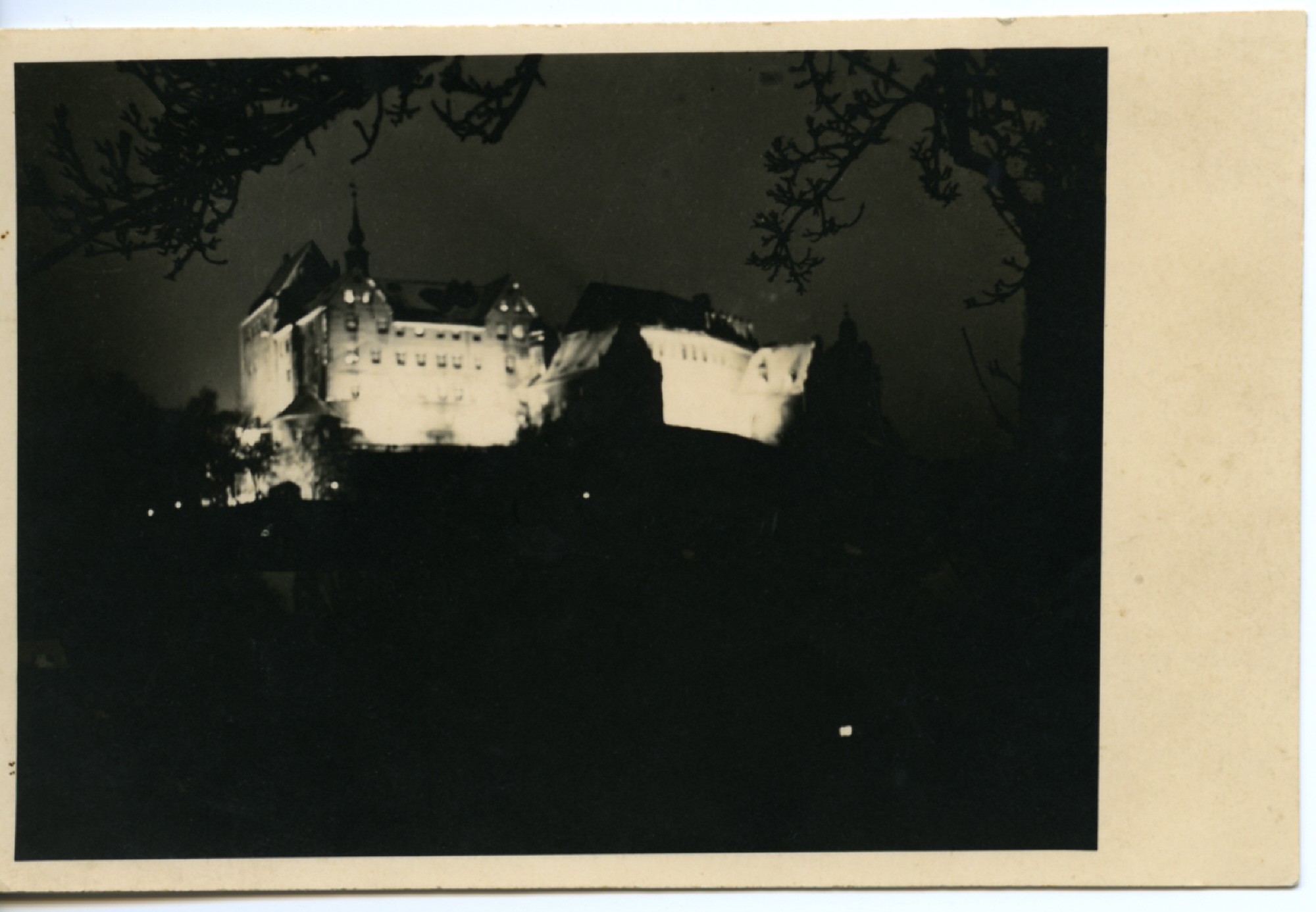 Nachtaufnahme: erleuchtetes Schloss Colditz (SBG gGmbH CC BY-NC-SA)