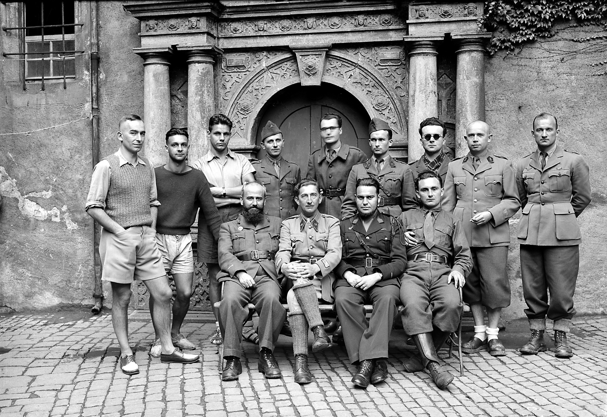 Niederländische Offiziere vor dem Portal der Colditzer Schlosskapelle (SBG gGmbH CC BY-NC-SA)