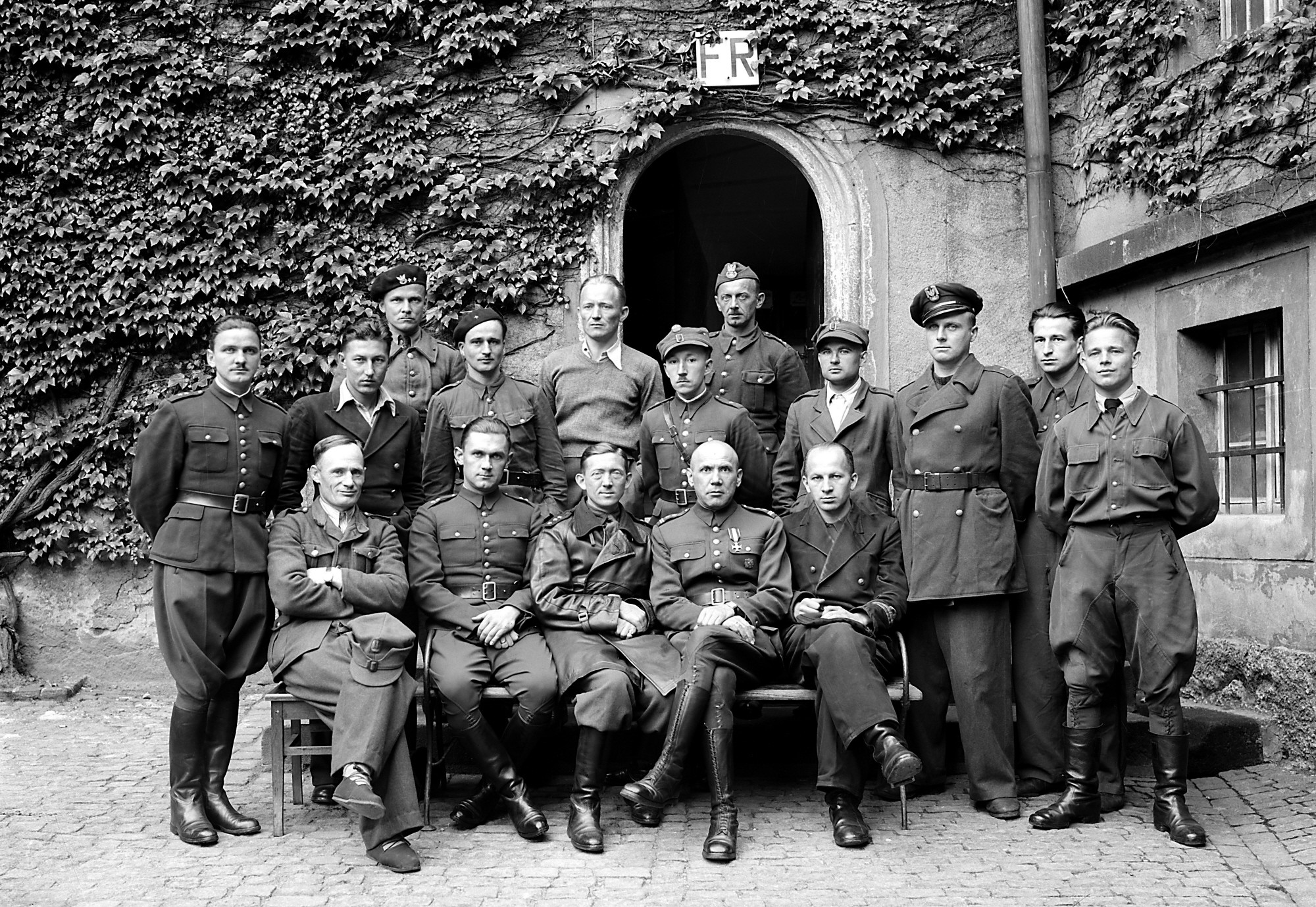 Polnische kriegsgefangene Offiziere im 2. Colditzer Schlosshof (SBG gGmbH CC BY-NC-SA)