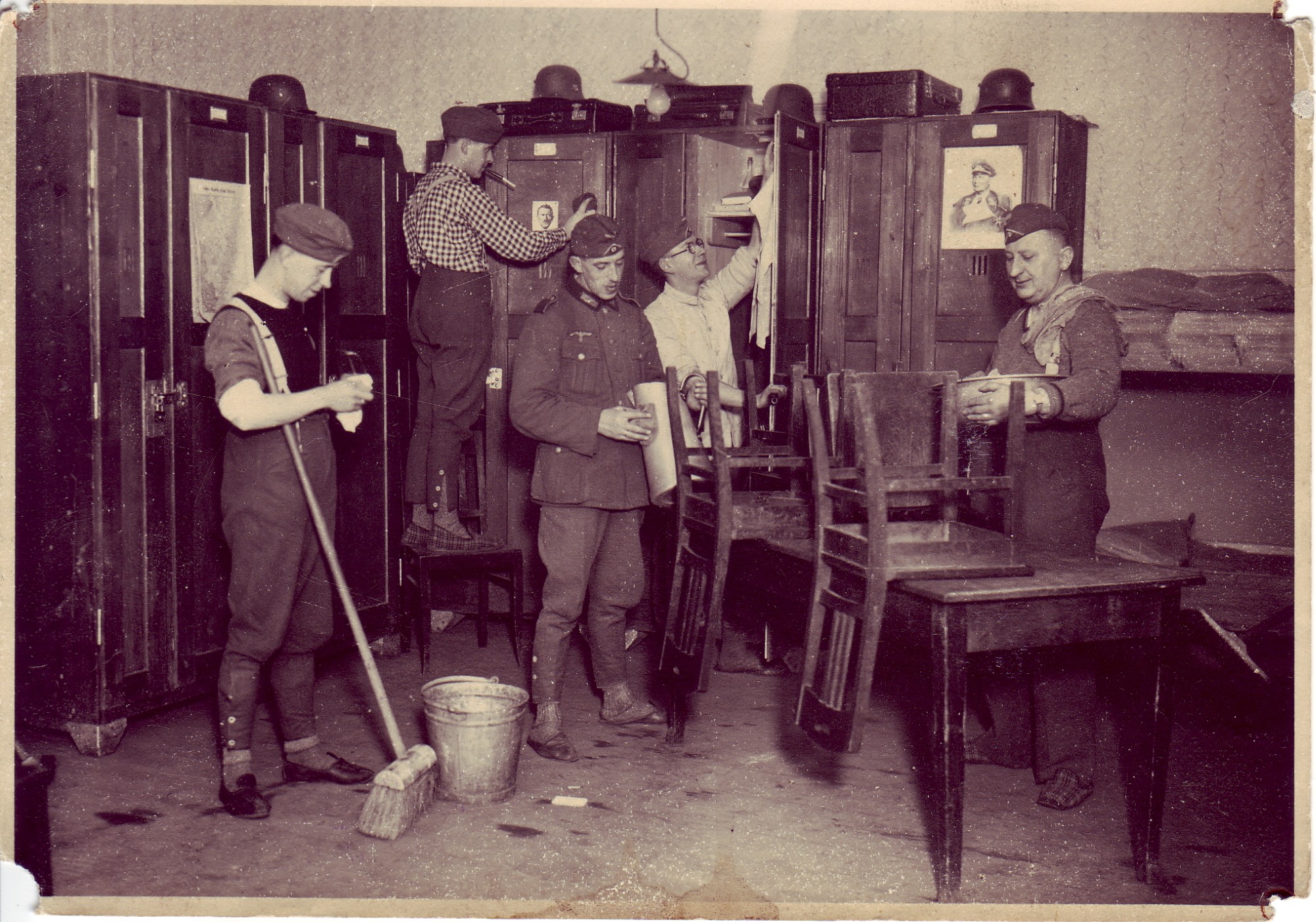 Soldaten der Wachkompanie des Oflag IV C beim Reinigen des Unterkunftraumes (SBG gGmbH CC BY-NC-SA)