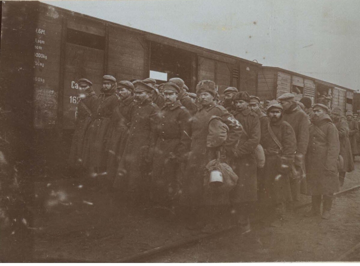 Ankunft von russsichen Gefangenen am Bahnhof in Golzern (Kreismuseum Grimma RR-F)