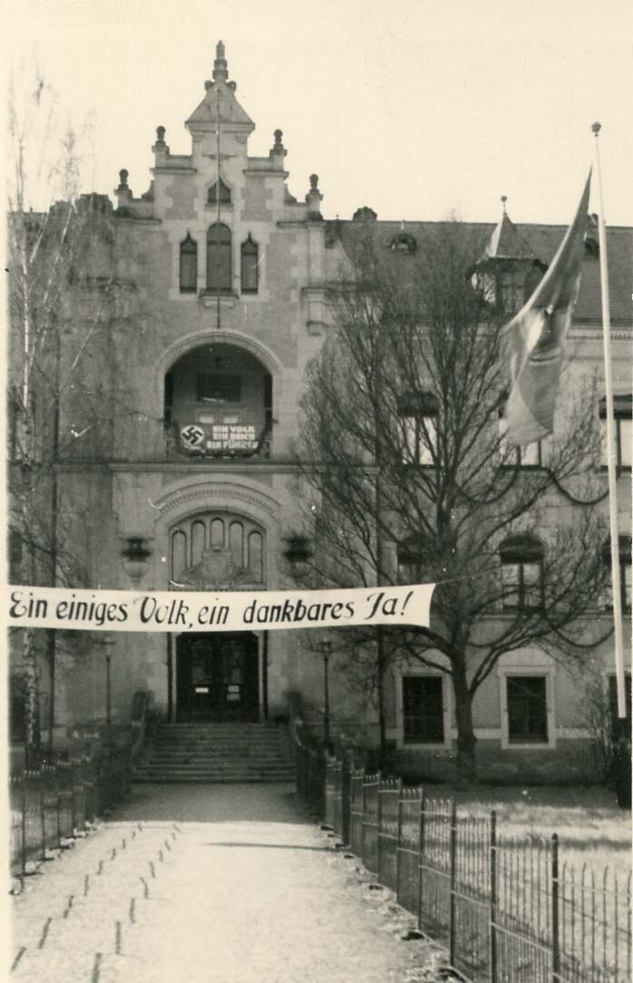 Eingang der Amtshauptmannschaft Grimma mit Nazipropaganda (Kreismuseum Grimma RR-F)