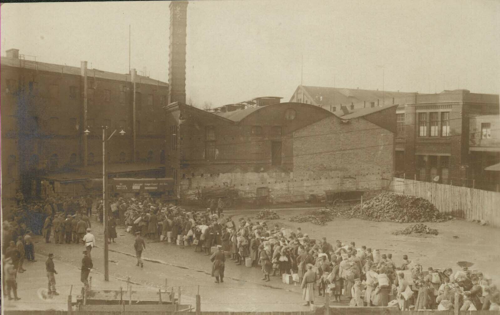 Gefangene rücken in das Kriegsgefangenenlager Golzern ein (Kreismuseum Grimma RR-F)