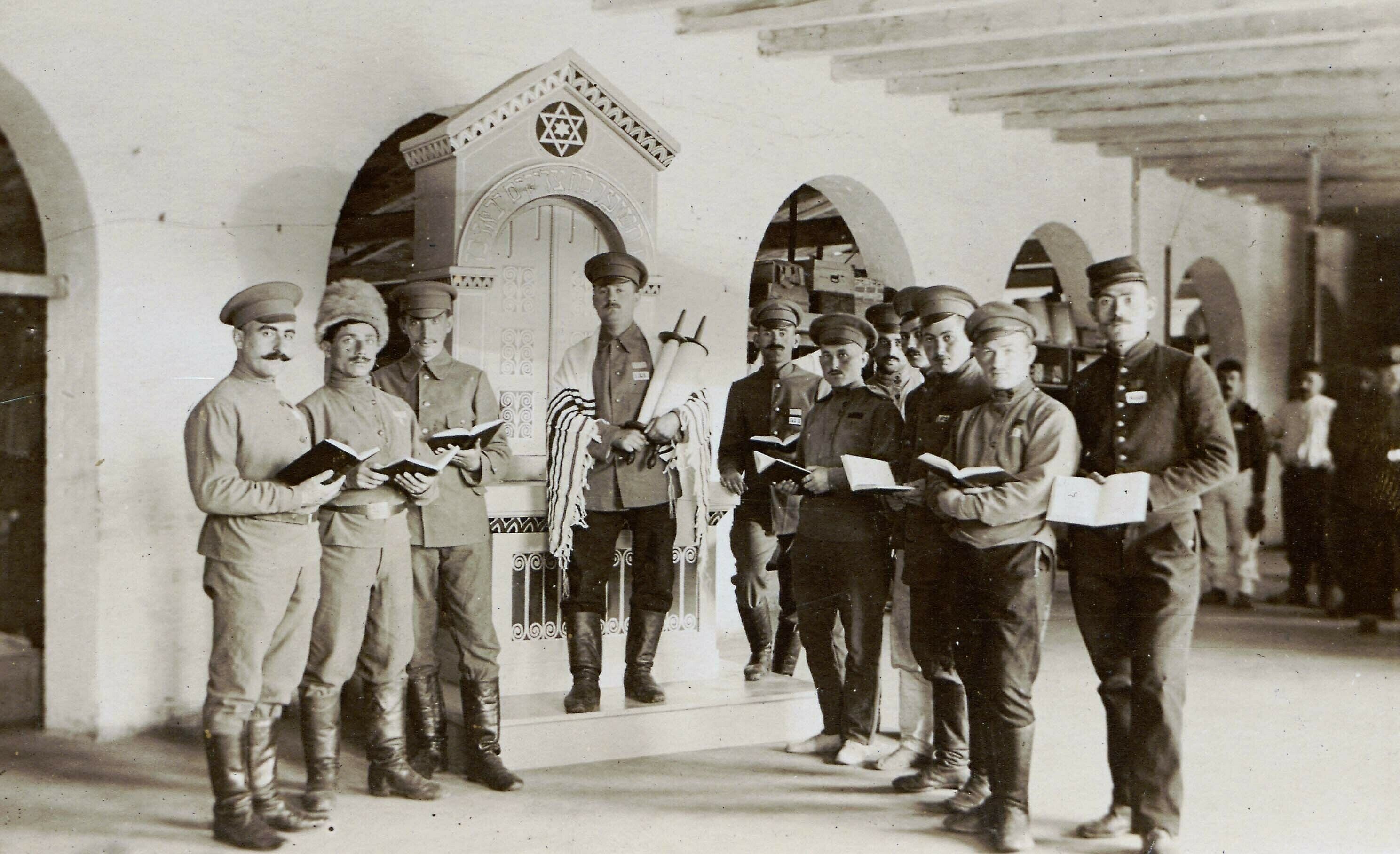 Jüdische Kriegsgefangene beim Gebet (Kreismuseum Grimma RR-F)