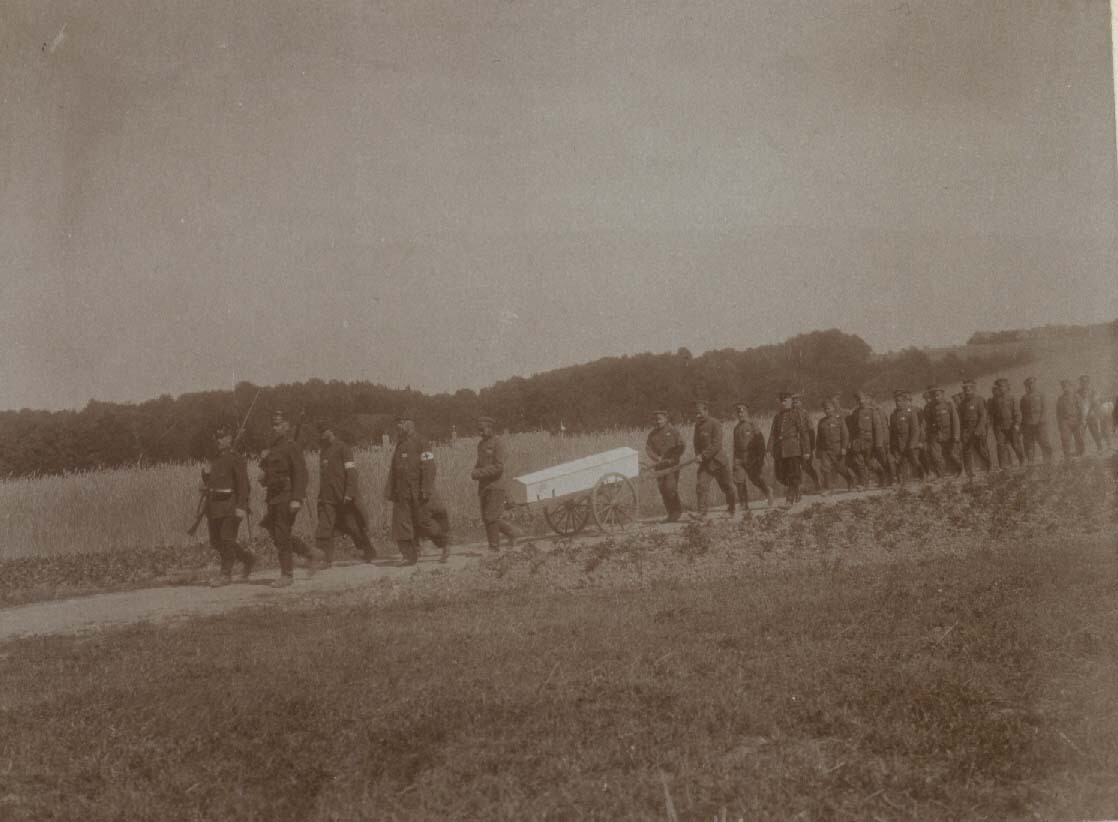 Kriegesgefangene fahren den Sarg eines Mithäftlings zum Friedhof (Kreismuseum Grimma RR-F)