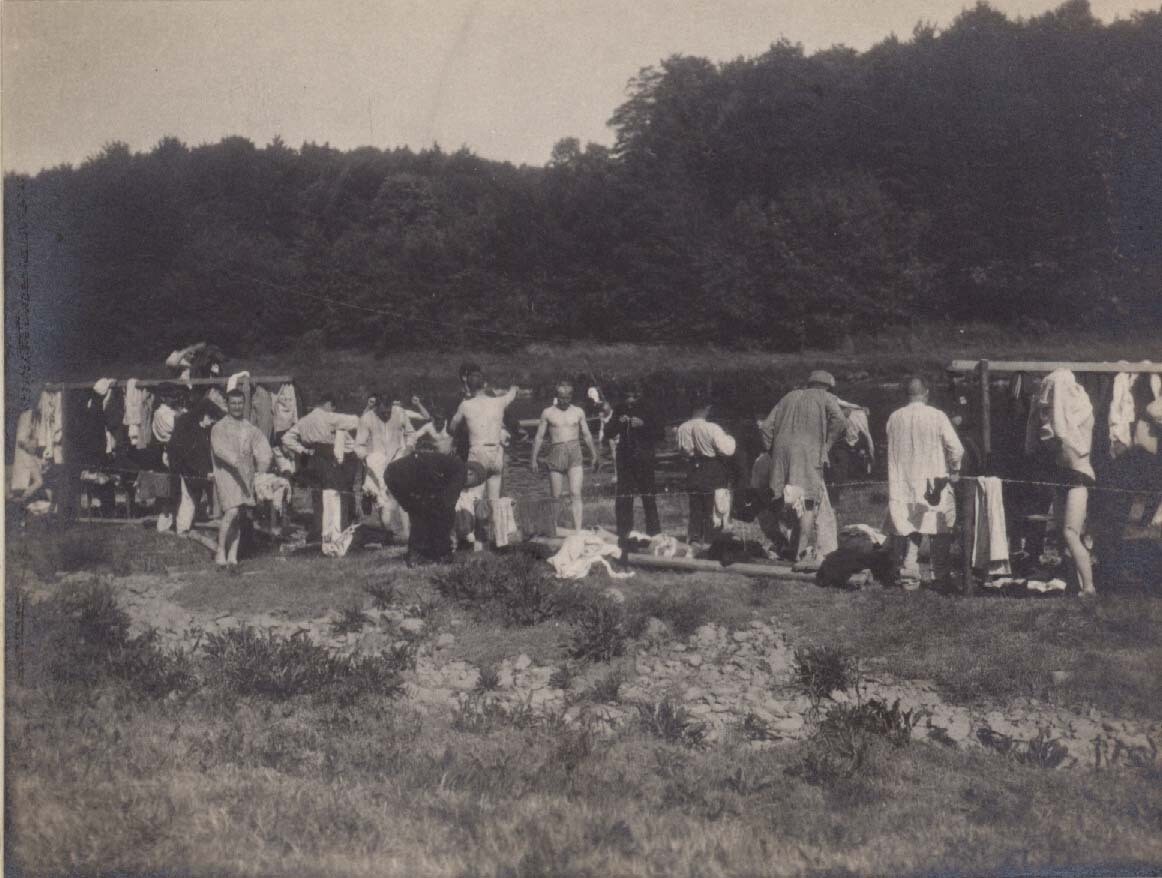 Kriegsgefangene beim Baden in der Mulde (Kreismuseum Grimma RR-F)