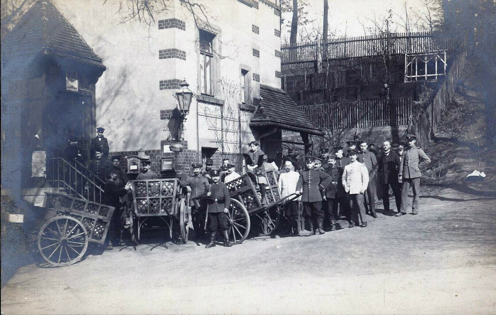 Kriegsgefangene vor dem Postamt Golzern (Kreismuseum Grimma RR-F)