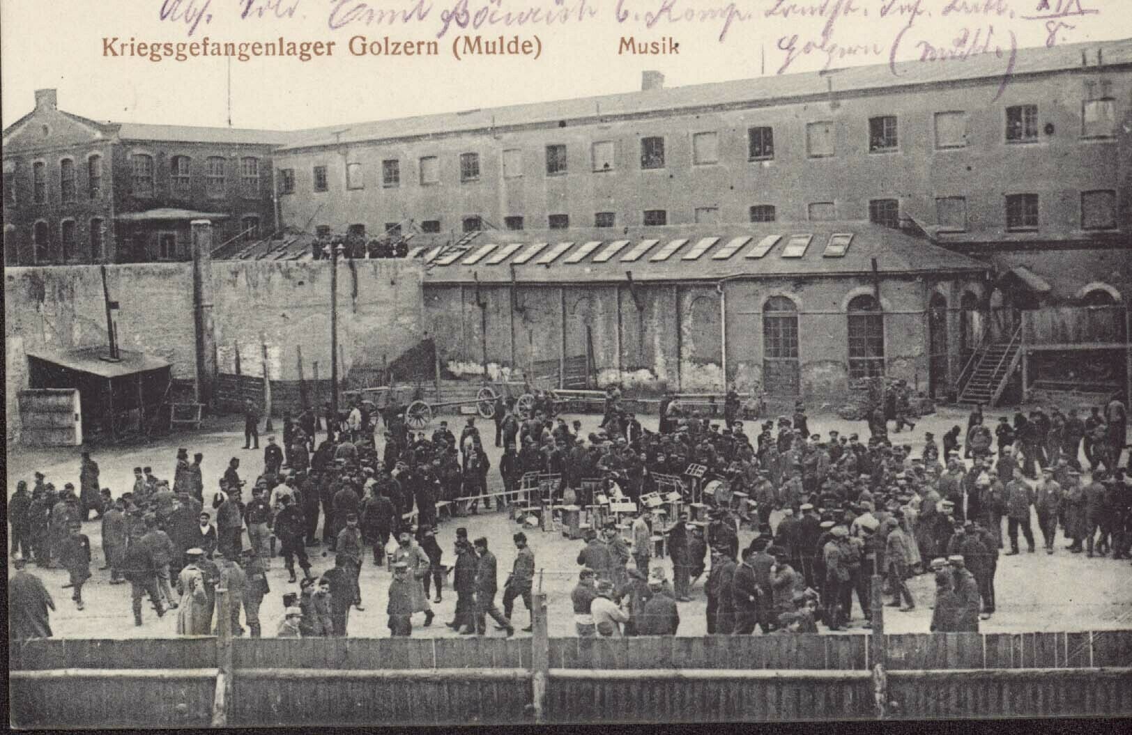 Kriegsgefangenenlager Golzern: Konzert auf dem Lagerhof (Kreismuseum Grimma RR-F)