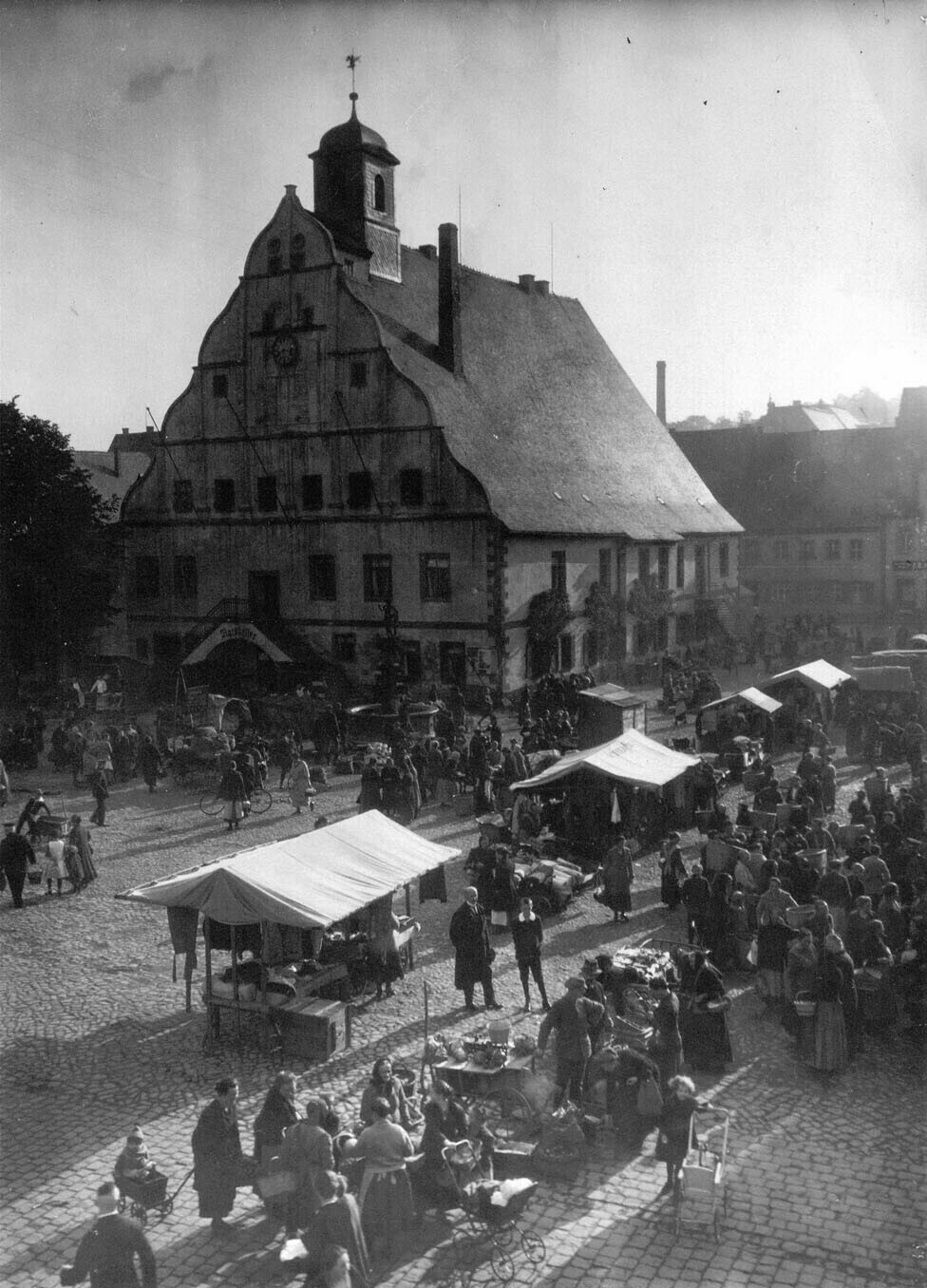 Markttag vor dem Rathaus in Grimma (Kreismuseum Grimma RR-F)