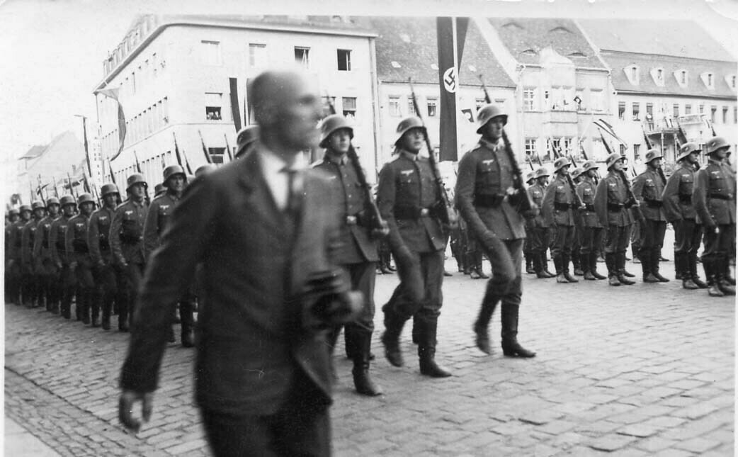 Militärparade am 20.4.1936 auf dem Marktplatz in Grimma (Kreismuseum Grimma RR-F)