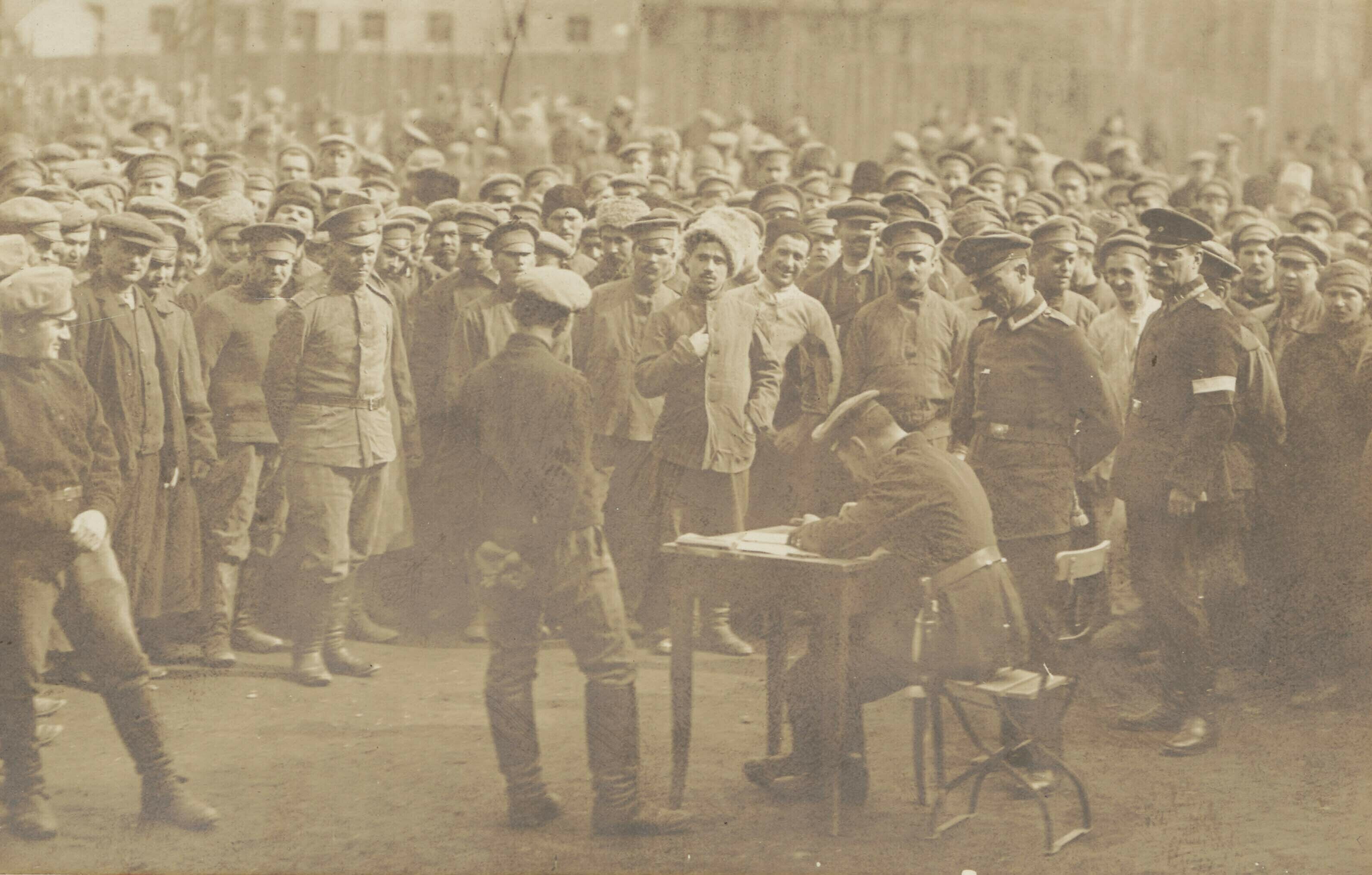 Personalienaufnahme im Kriegsgefangenenlager Golzern (Kreismuseum Grimma RR-F)