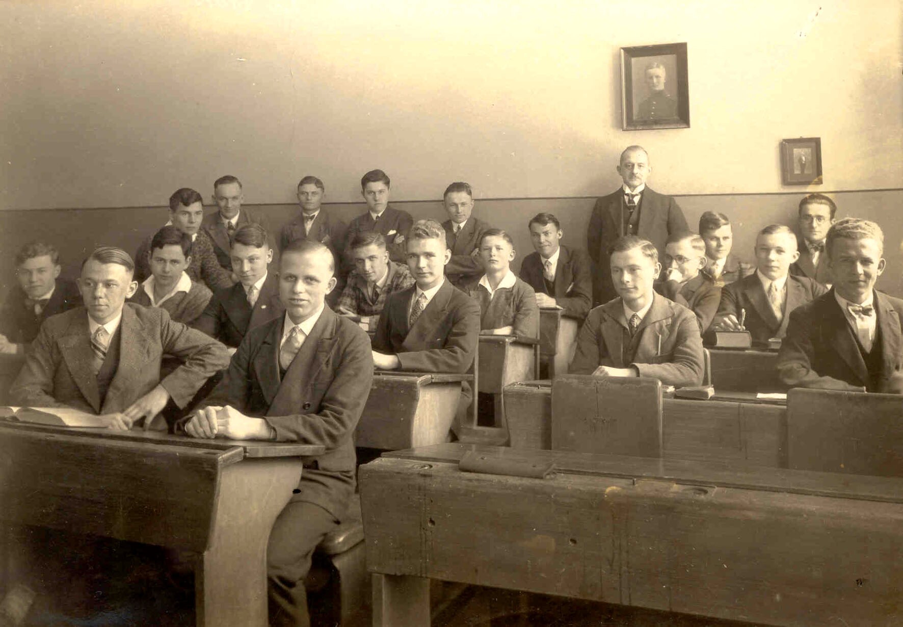 Schüler der Fürsten- und Landesschule Grimma im Klassenzimmer (Kreismuseum Grimma RR-F)