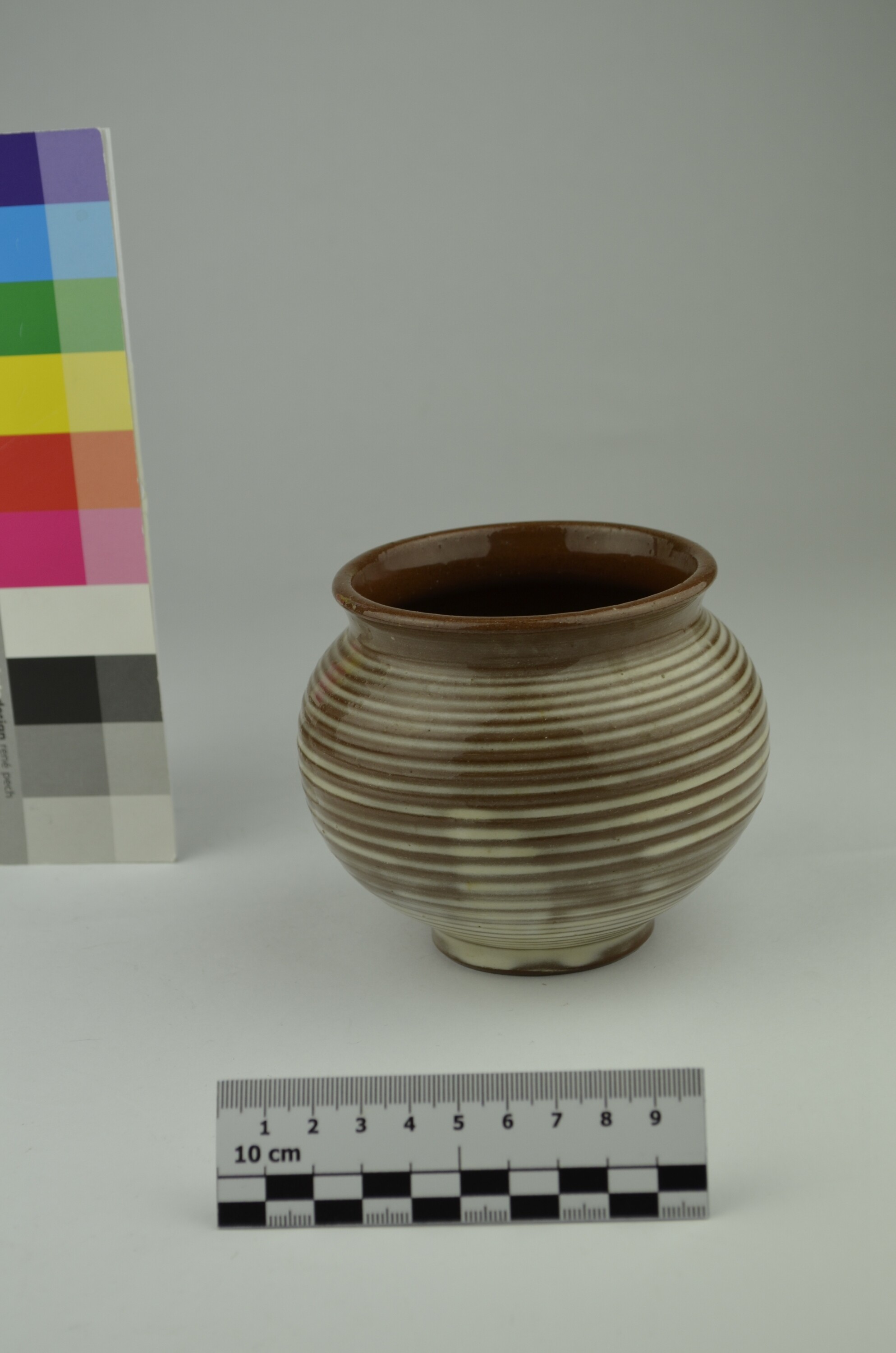 kleine Vase mit weitem Hals und Rillenmuster (Kulturhistorisches Museum Görlitz CC BY-NC-SA)