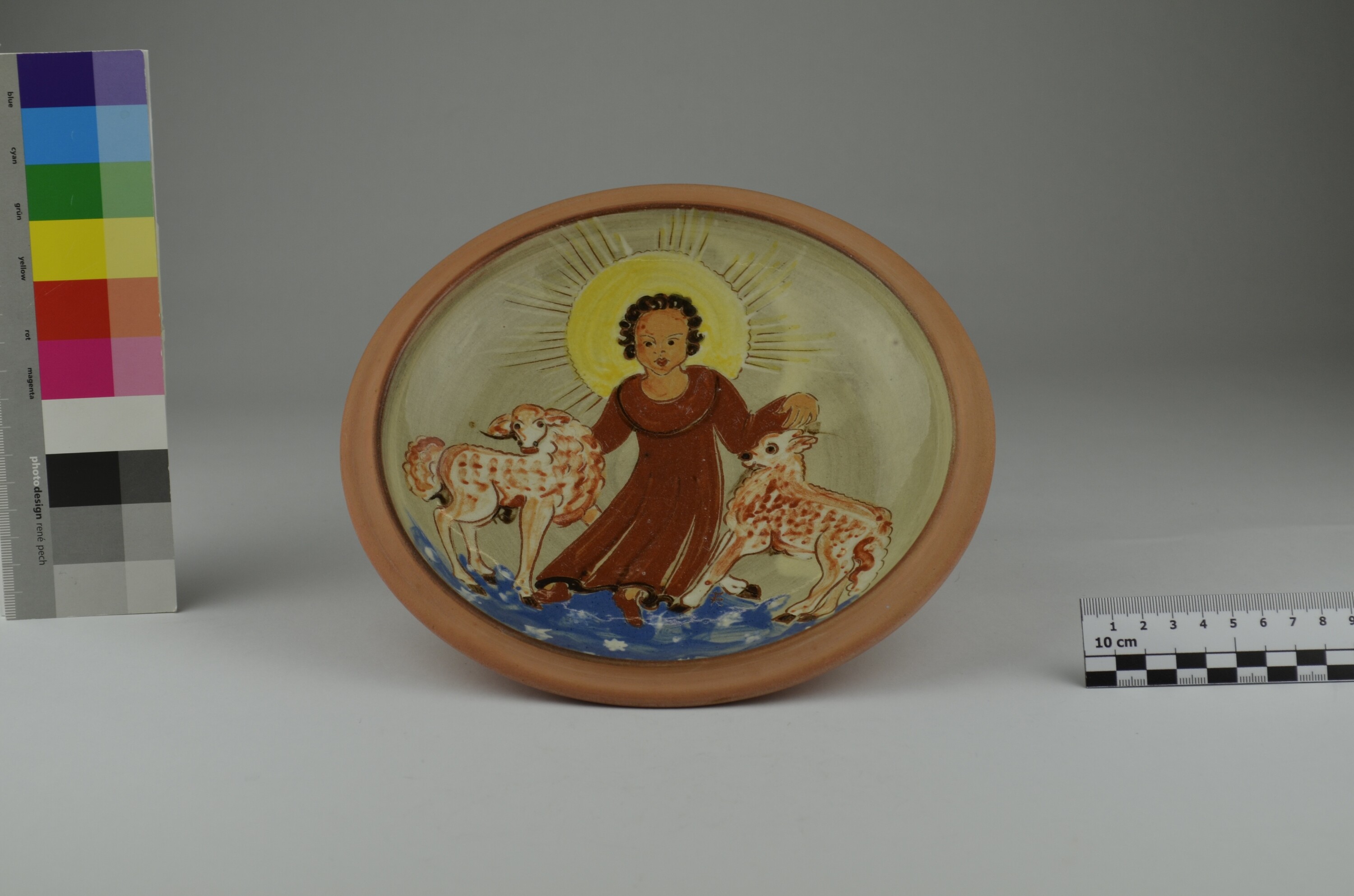 Teller mit dem Motiv "Christkind mit zwei Lämmchen" (Kulturhistorisches Museum Görlitz CC BY-NC-SA)