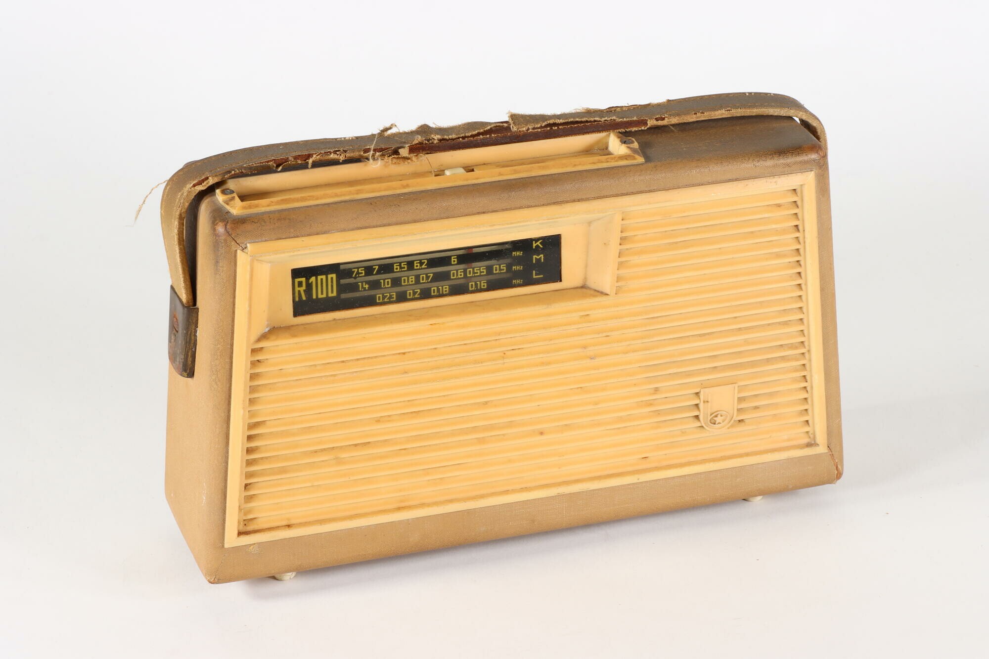 Kofferradio R 100, Vorderseite (Industriemuseum Chemnitz; Fotografin: Marion Kaiser CC BY-NC-SA)